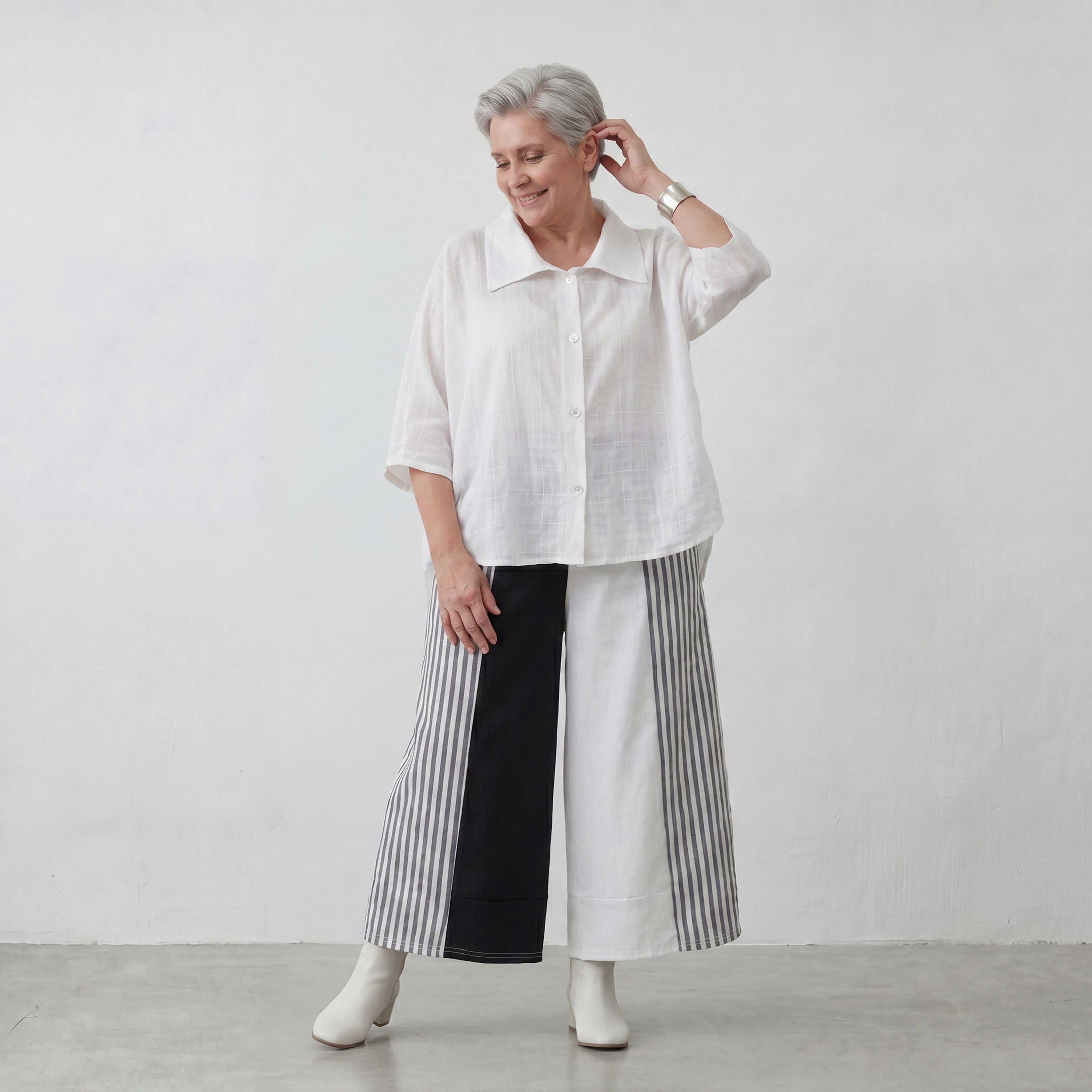 Zeitlos weisse Baumwollbluse im legeren Oversize Lagenlook mit modernen luftigem Schnitt