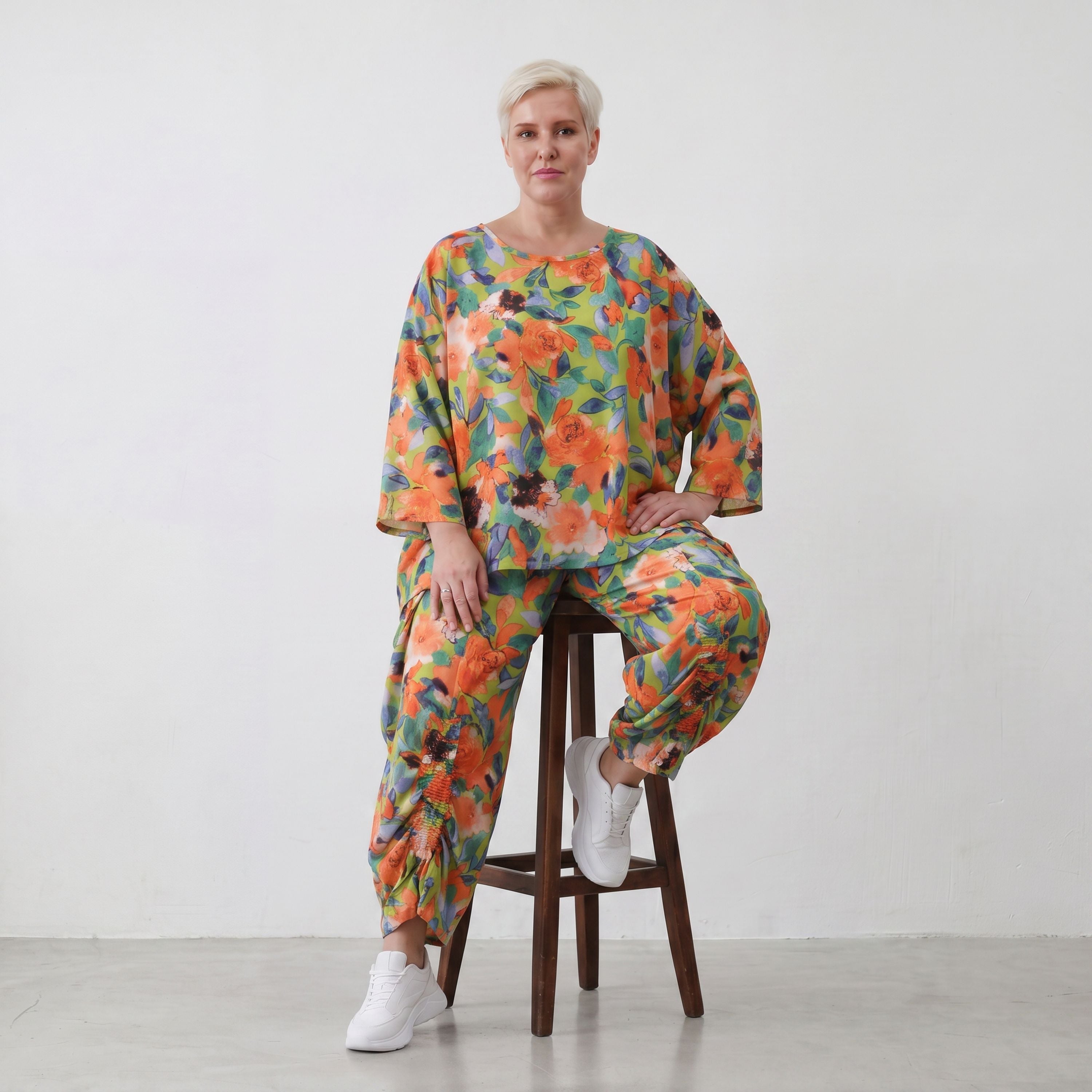 Luftiges Oversized Shirt in frischem Apfelgrün mit Vokuhila Schnitt aus Viskose Leinen