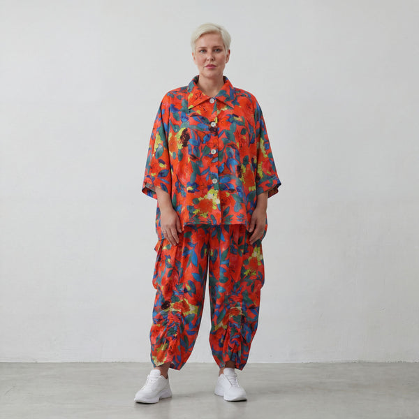 Leichte Ballonhose in Mohnrot mit elastischem Bund und Raffung für den lässigen Sommerlook