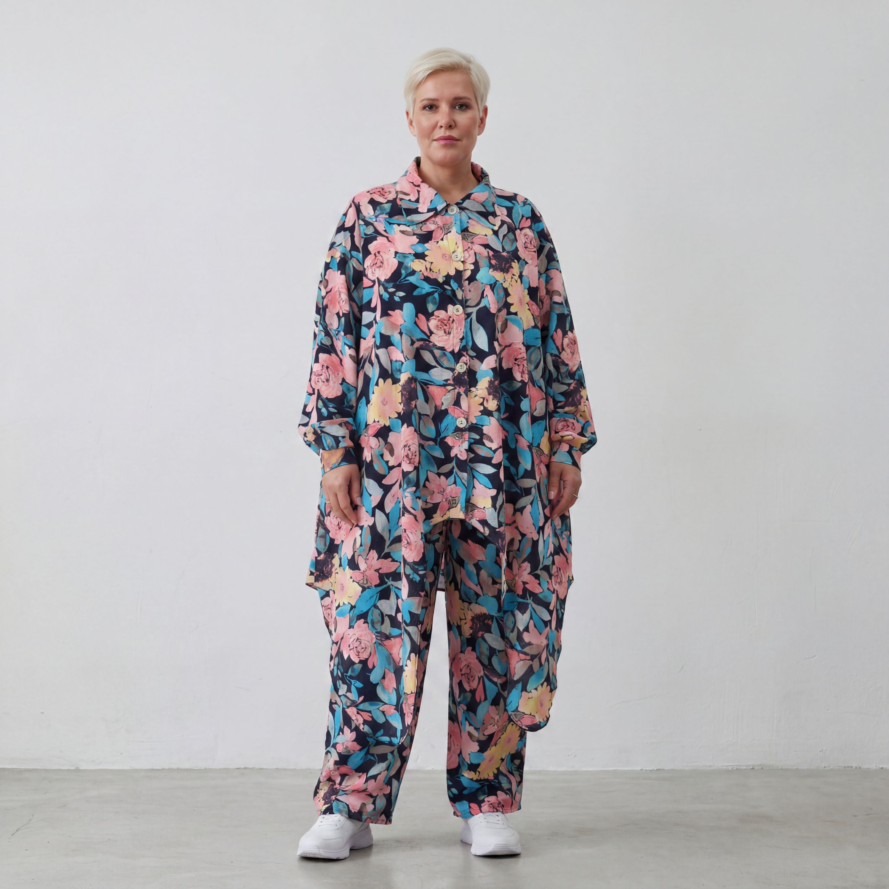 Sommerbluse in zartem Aqua mit lässigem Zipfelsaum und Hemdkragen für sommerliche Tage