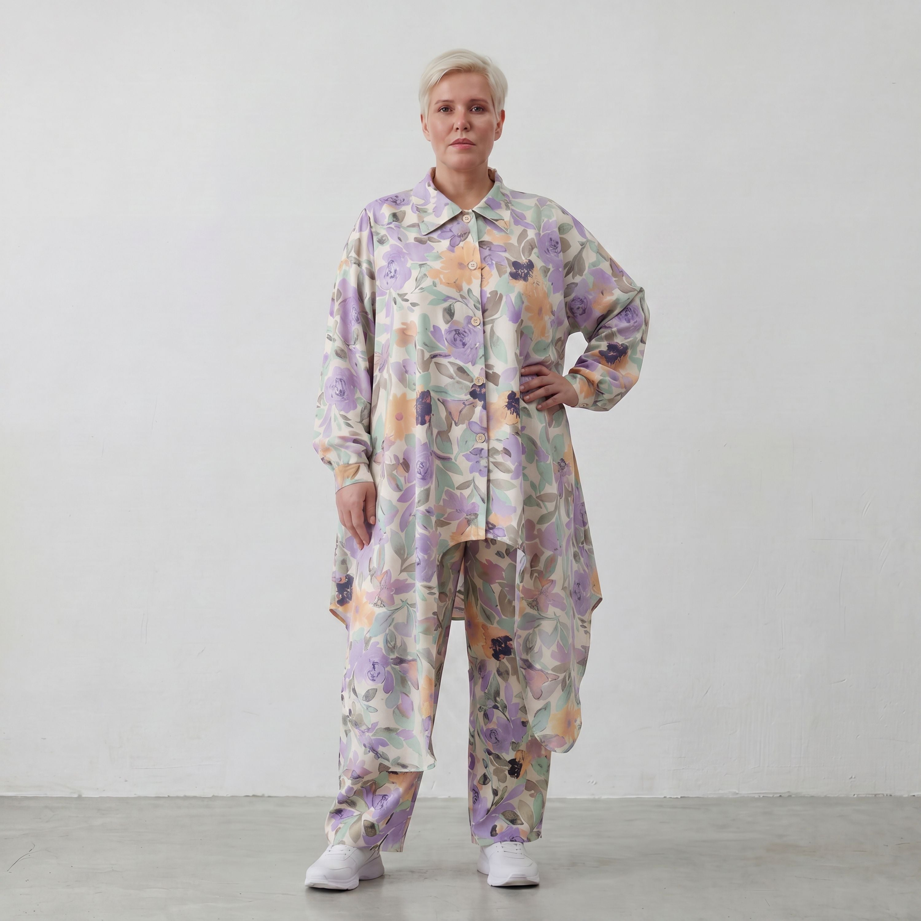 Bluse in Leinenoptik mit Zipfelsaum und Hemdkragen in zartem Magnolia mit Seitentaschen