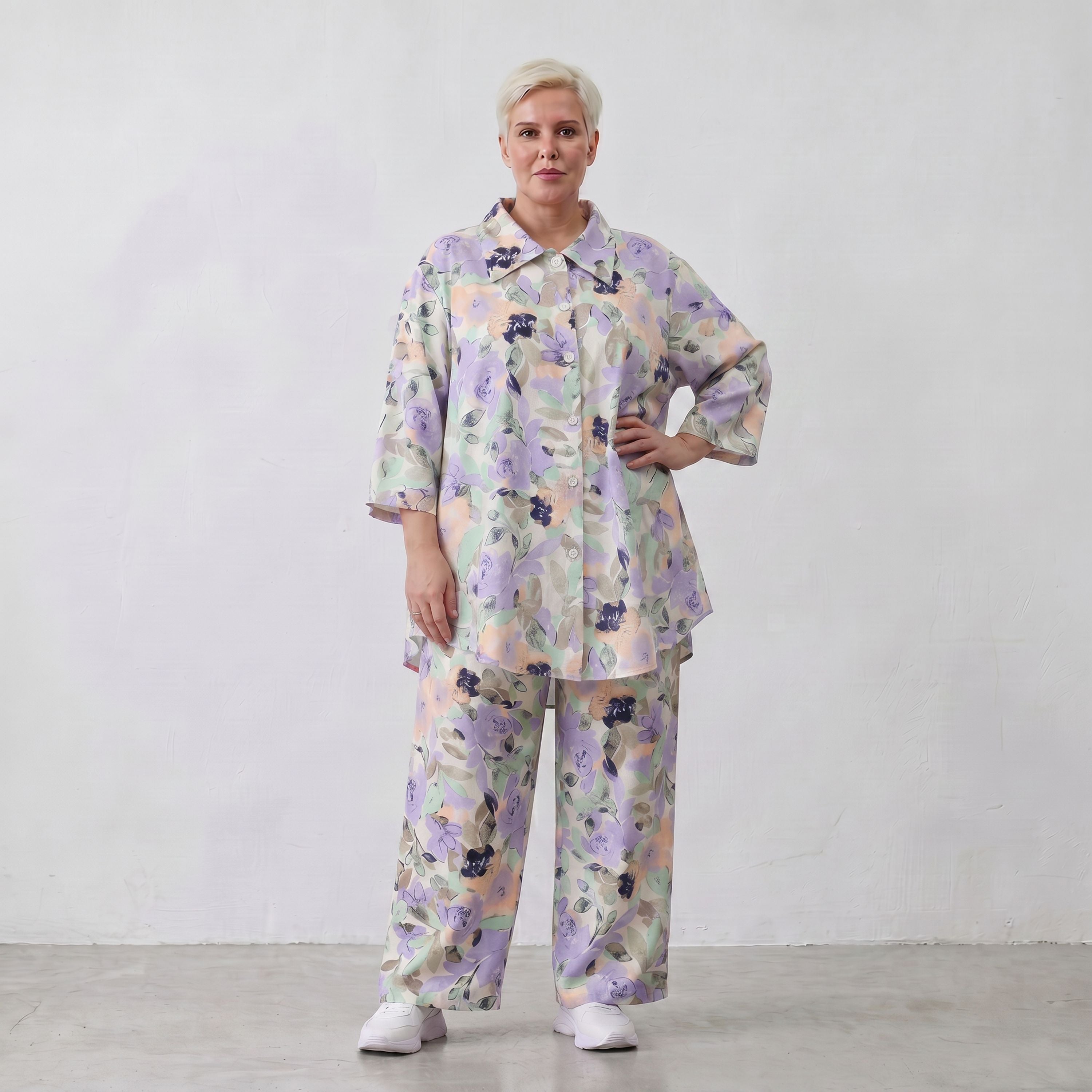 Leichte Sommerhose in zartem Weiß mit Lila und Grün für einen geraden lässigen Sommerlook