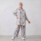 Leichte Sommerhose in zartem Weiß mit Lila und Grün für einen geraden lässigen Sommerlook