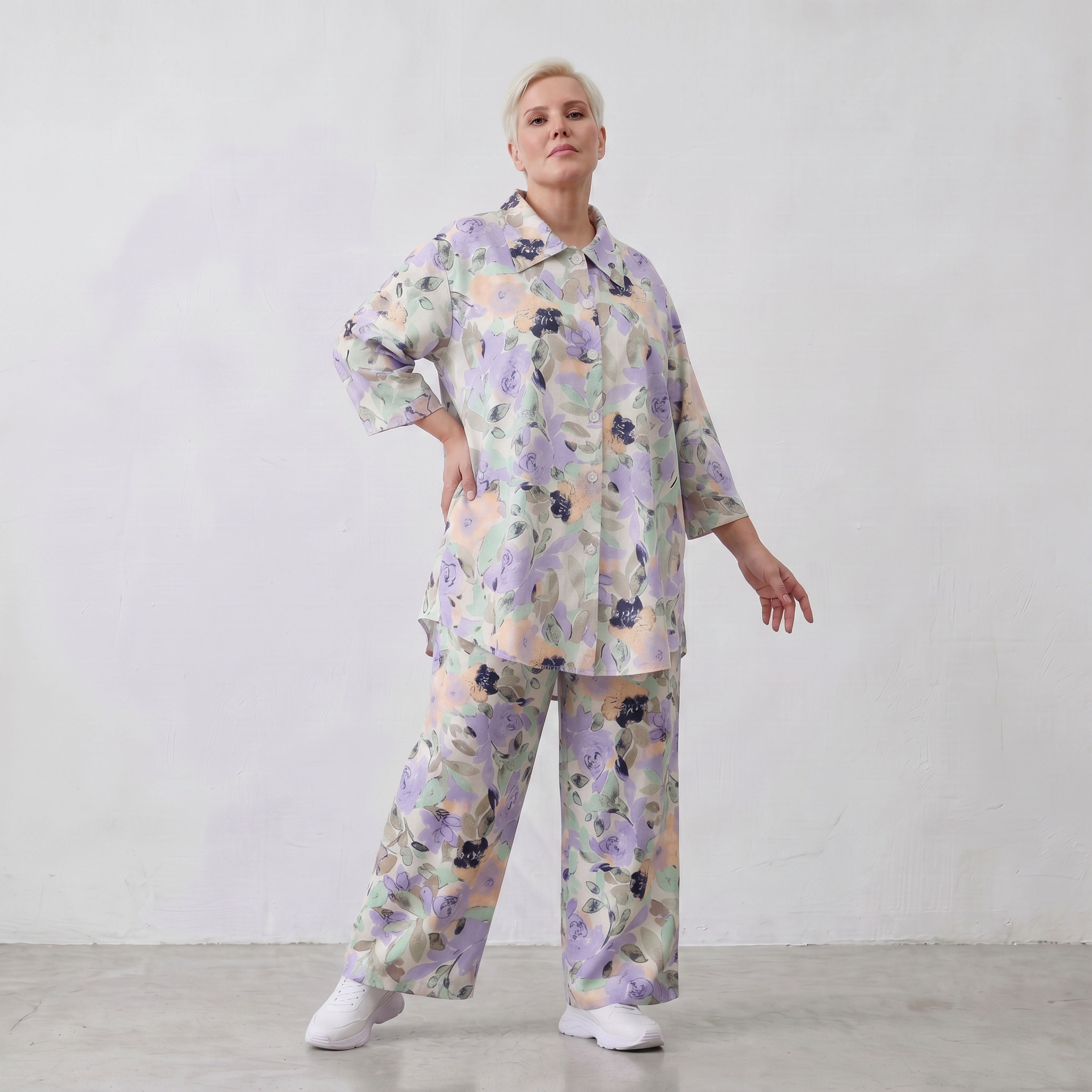 Leichte Sommerhose in zartem Weiß mit Lila und Grün für einen geraden lässigen Sommerlook