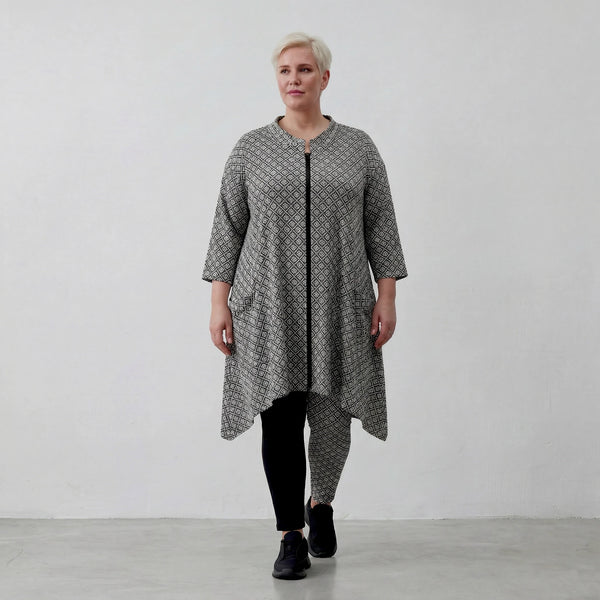 Ausgefallene Oversize Lagenlook Jacke in A-Form aus weich fließendem Stretch mit Raute, Schwarz/Weiß