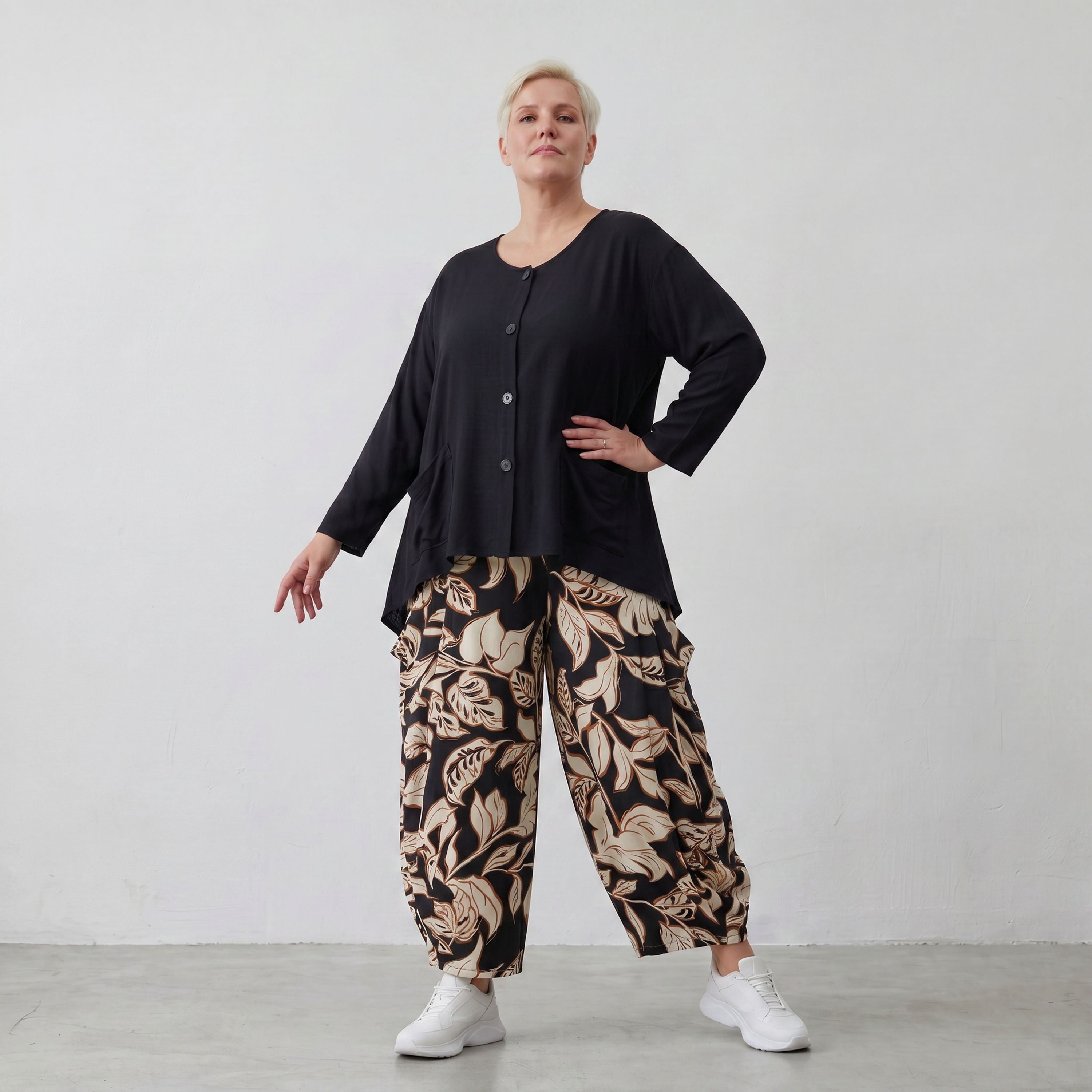 Fließende Ballonhose aus weichem Viskose Jersey in Schwarz und Ecru mit elastischem Bund