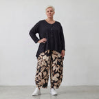 Fließende Ballonhose aus weichem Viskose Jersey in Schwarz und Ecru mit elastischem Bund