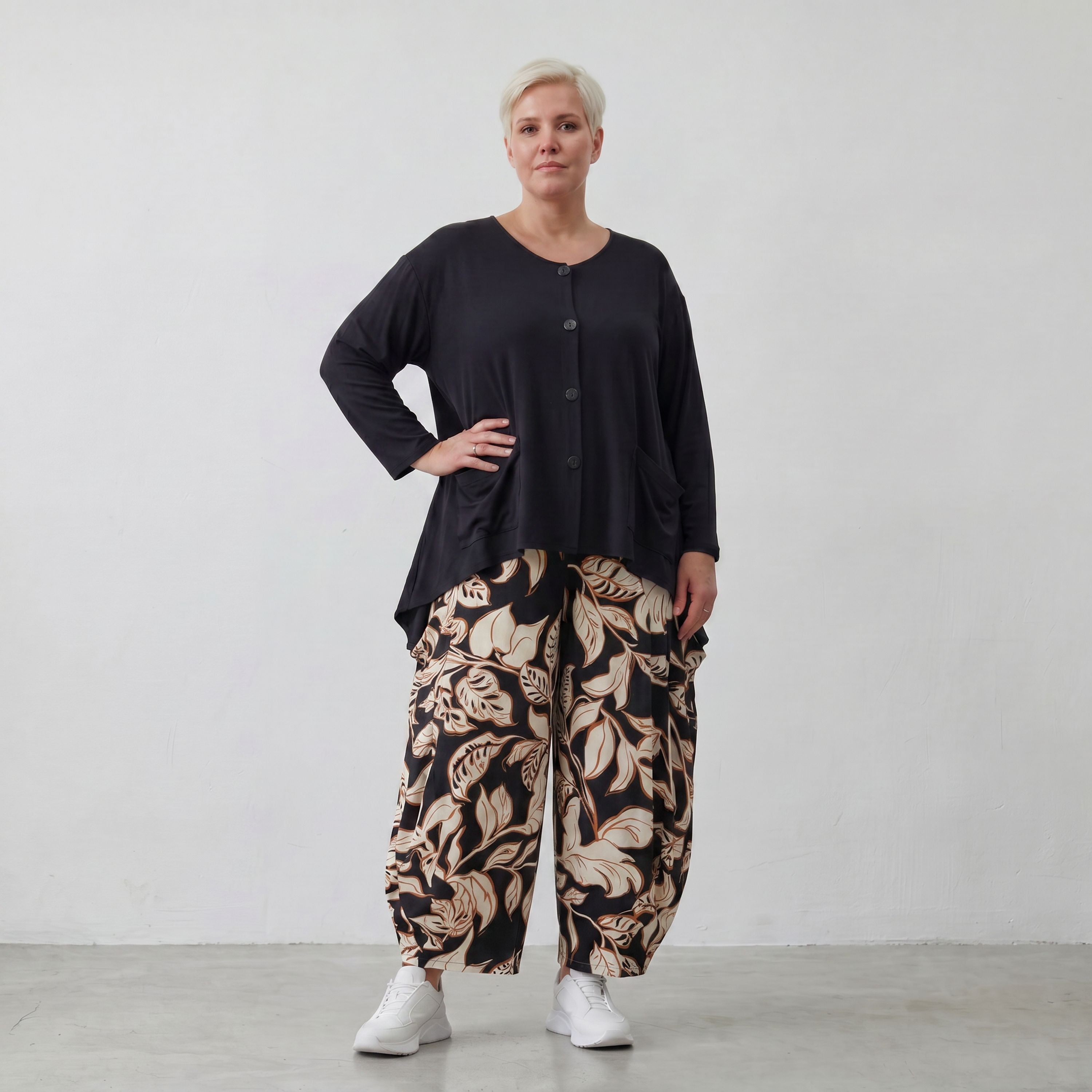 Fließende Ballonhose aus weichem Viskose Jersey in Schwarz und Ecru mit elastischem Bund