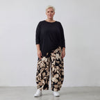 Fließende Ballonhose aus weichem Viskose Jersey in Schwarz und Ecru mit elastischem Bund