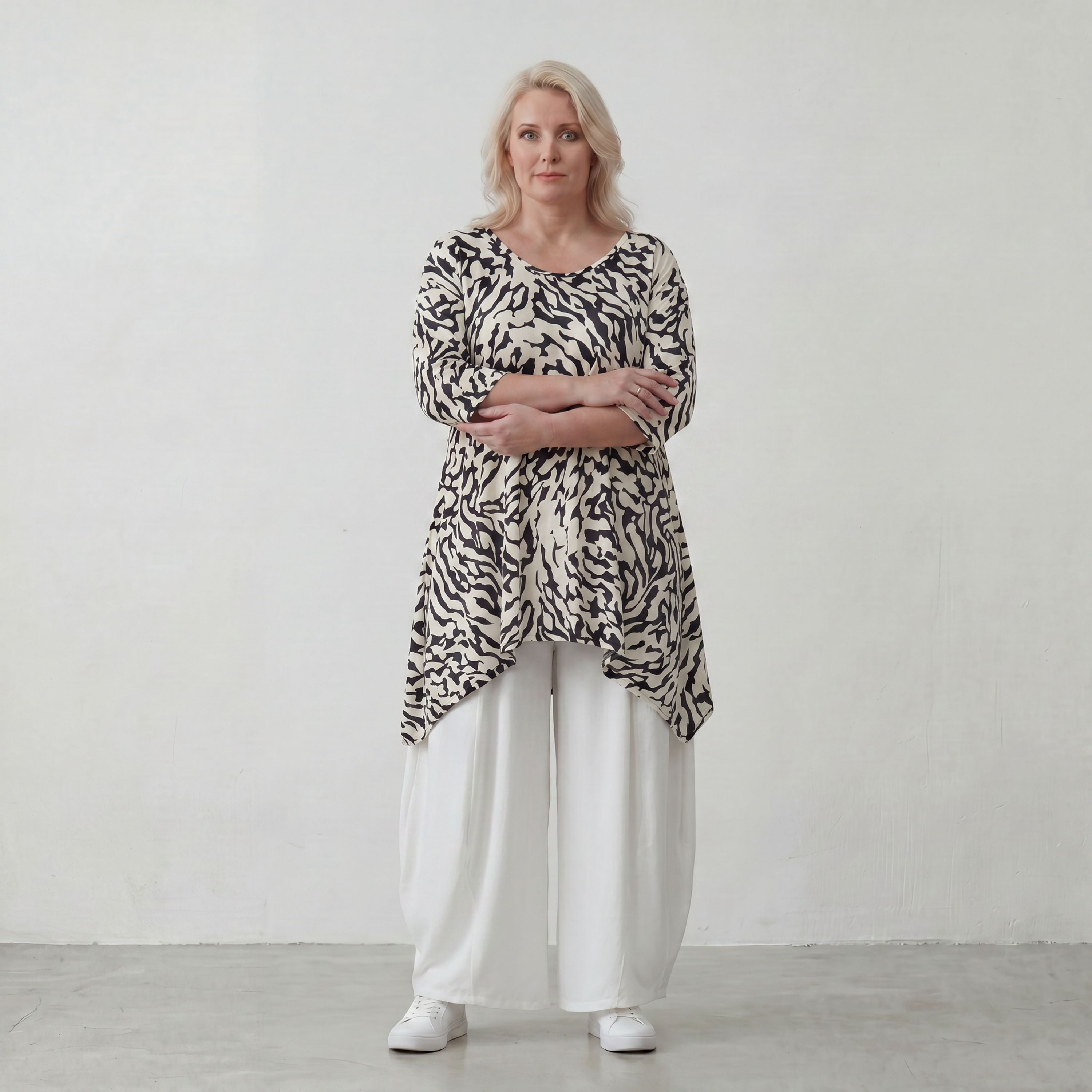 Zeitloses Viskoseshirt in Weiß/Schwarz leger Oversize A-Linie Lagenlook leicht fliessend