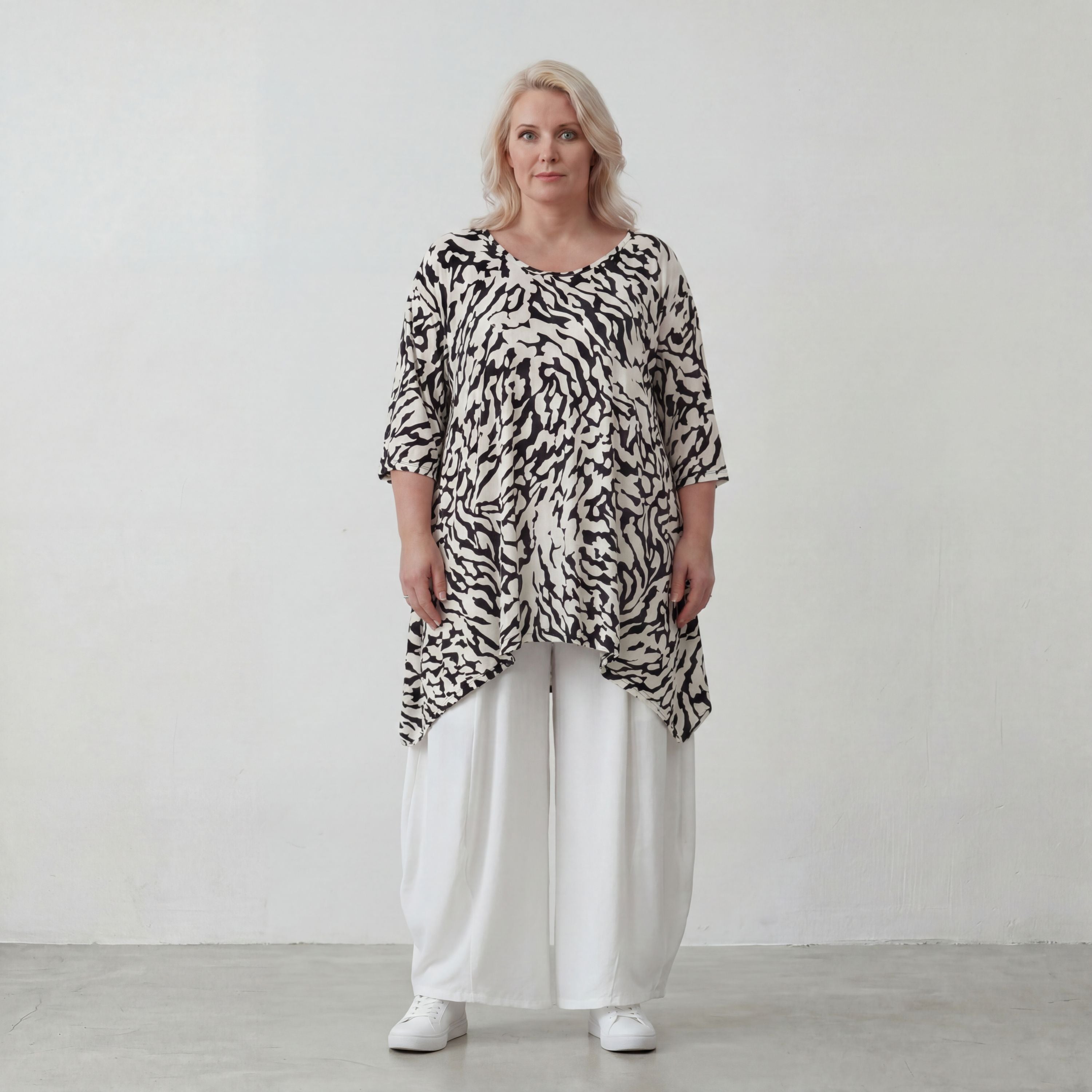 Zeitloses Viskoseshirt in Weiß/Schwarz leger Oversize A-Linie Lagenlook leicht fliessend