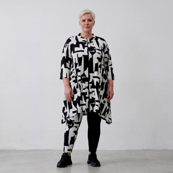 Ausgefallene A-Form Jacke im legeren Lagenlook aus stretchigem, weich fließendem Slinky, Schwarz/Weiß