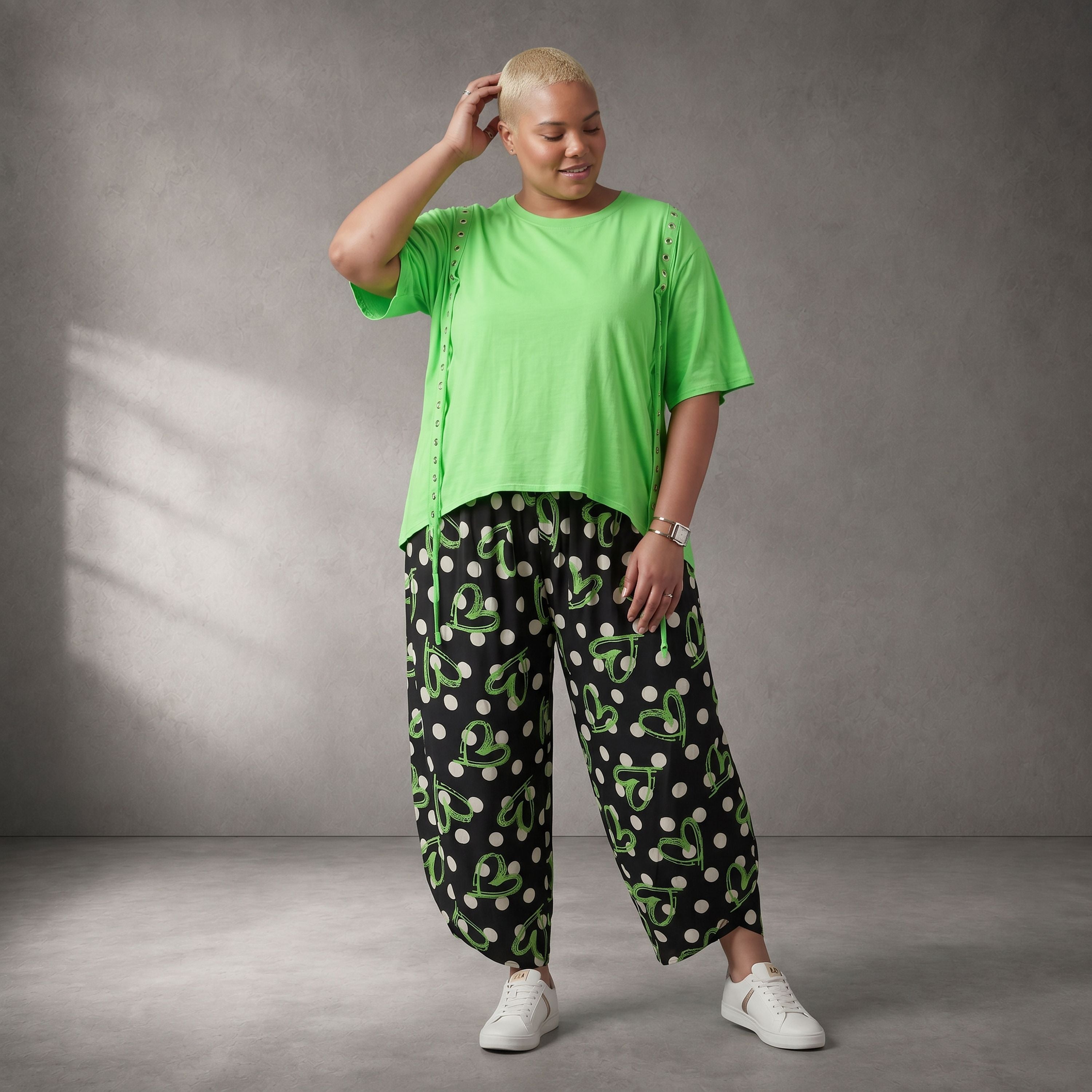 Kastig geschnittenes Kurzarmshirt in Neongrün mit Ösenband und angenehm weichem Jersey