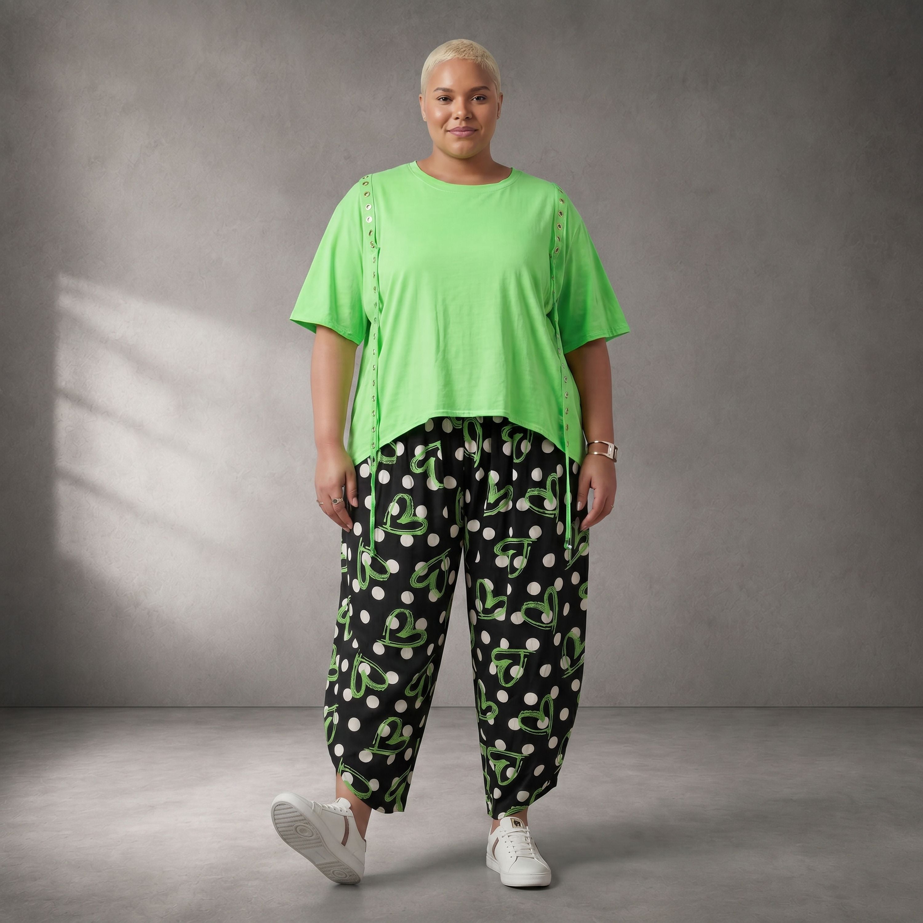 Kastig geschnittenes Kurzarmshirt in Neongrün mit Ösenband und angenehm weichem Jersey