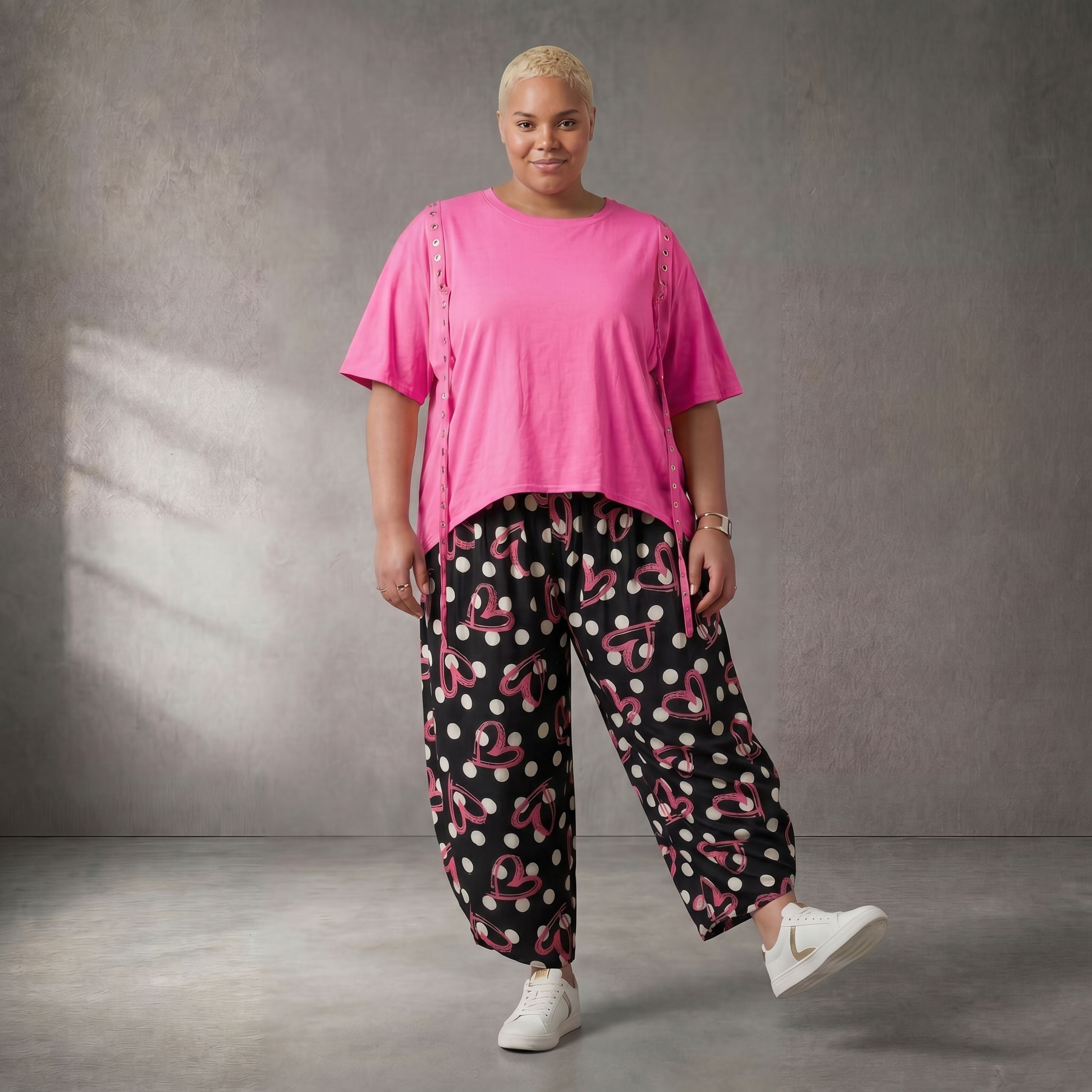 Kastiges Kurzarmshirt in strahlendem Neonpink aus weichem Stretchjersey mit Ösenbanddetail
