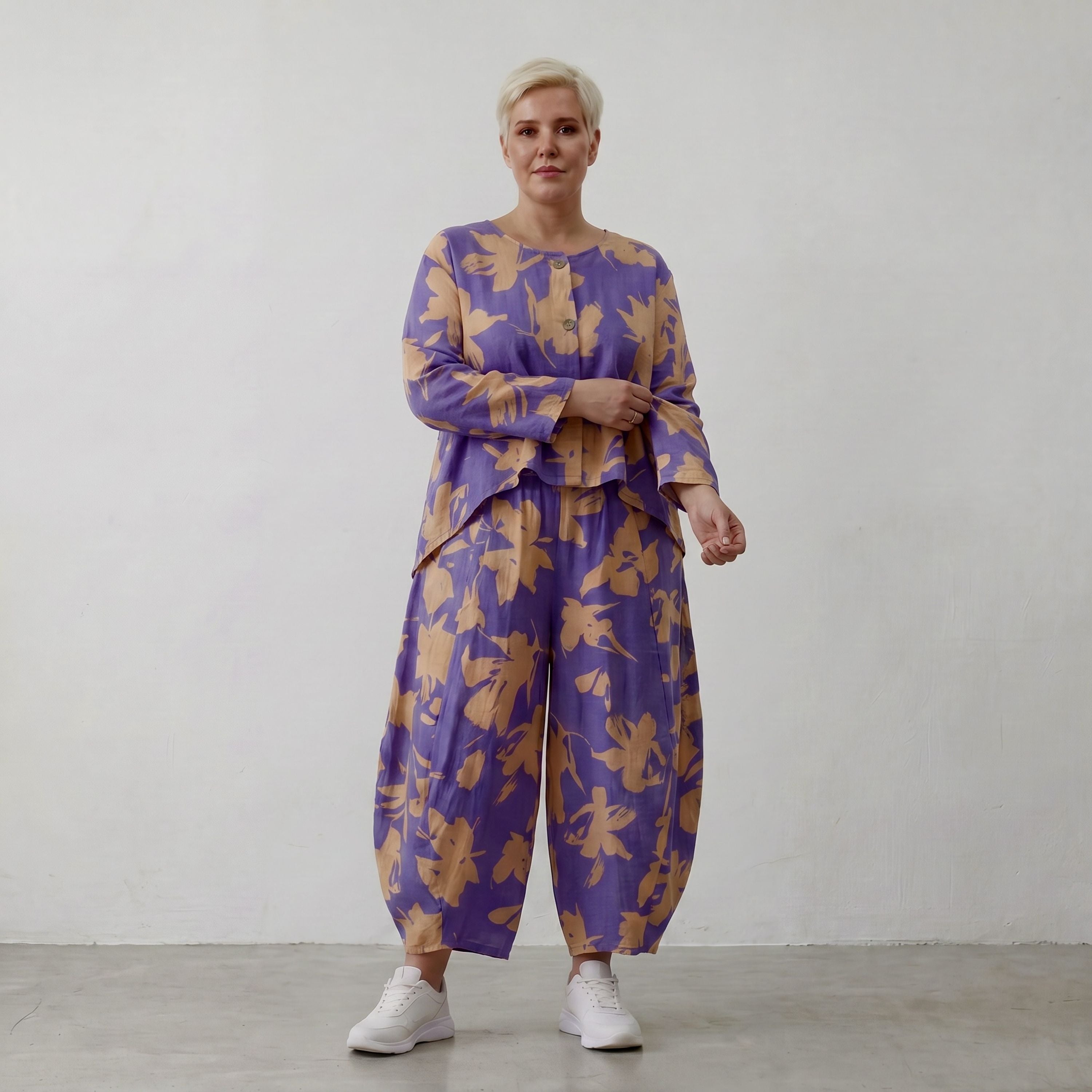 Kurze Popelinejacke in Lila Sand mit schimmerndem Klecksprint vorne kurz hinten lang edel