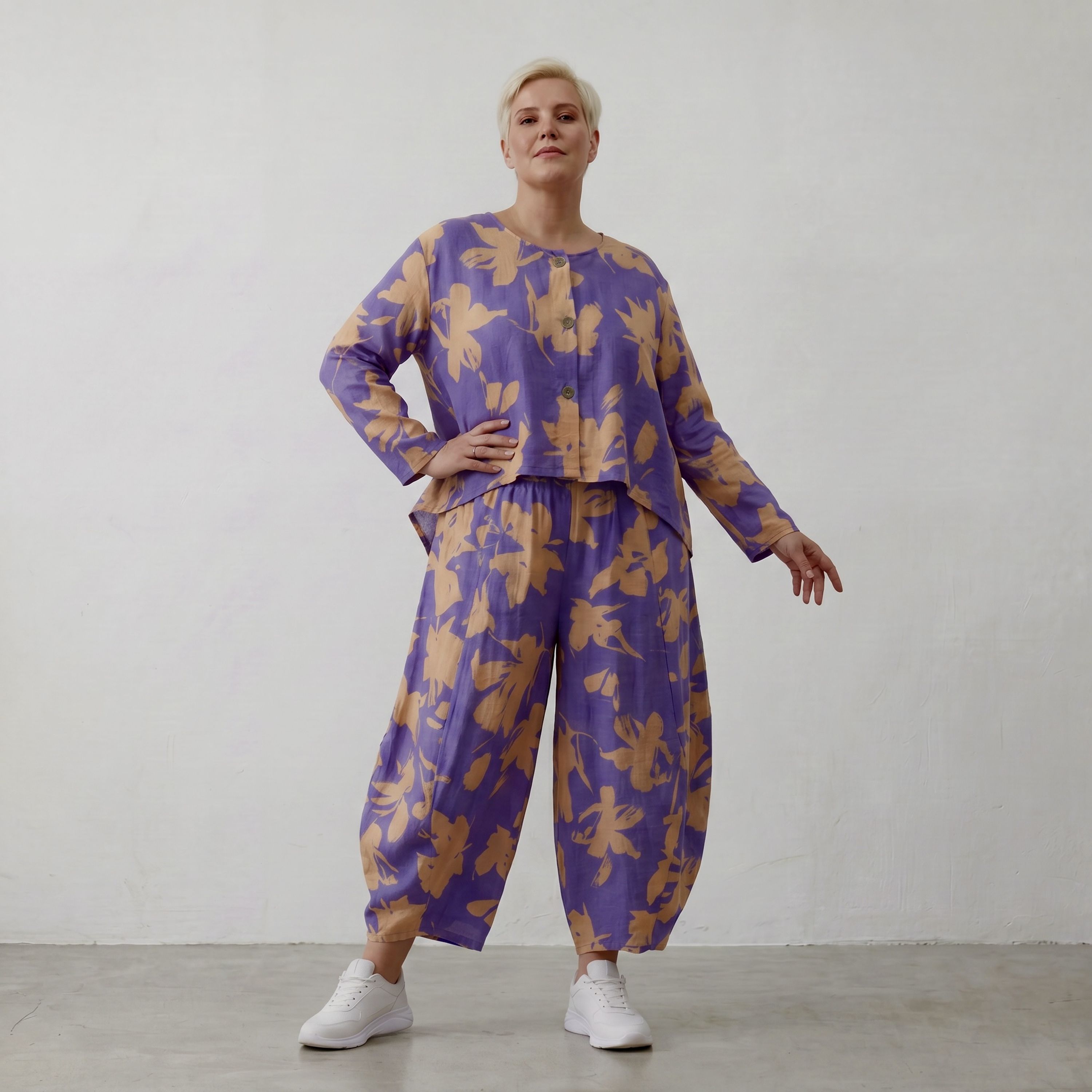 Kurze Popelinejacke in Lila Sand mit schimmerndem Klecksprint vorne kurz hinten lang edel
