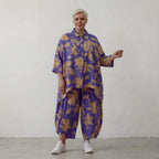 Ballonhose aus luftiger Popeline in Lila Sand mit Klecksemuster und aufgesetzten Taschen