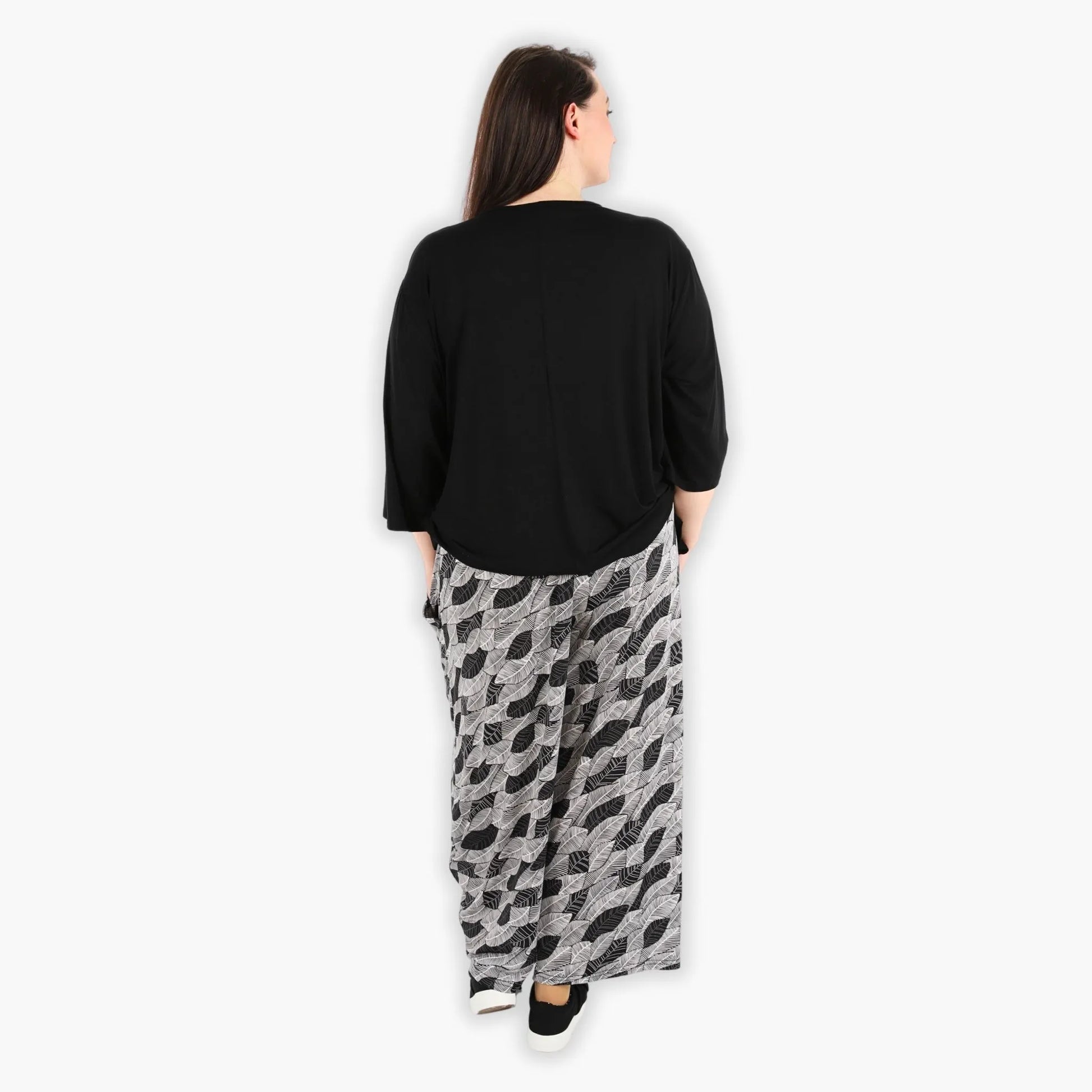  Elegante Ballonhose in Schwarz-Weiß mit floralen Mustern, lässiger Stil für Plus Size Looks