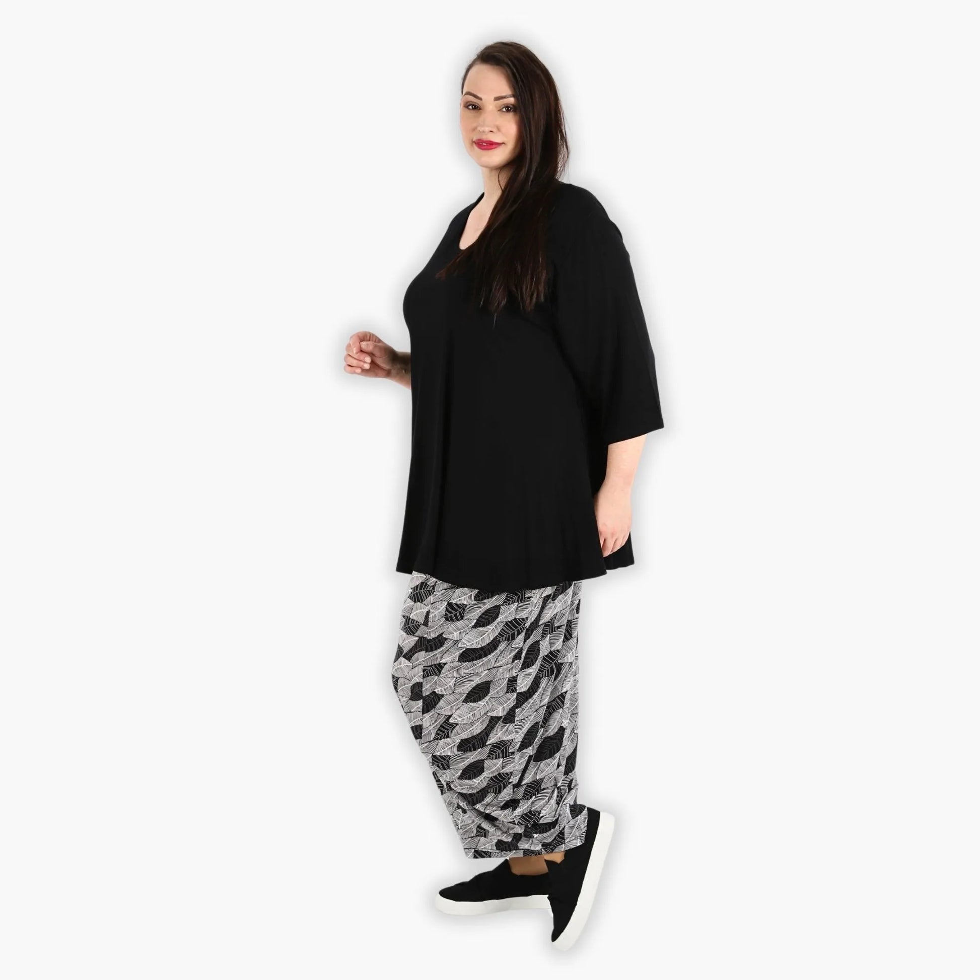  Elegante Ballonhose in Schwarz-Weiß mit floralen Mustern, lässiger Stil für Plus Size Looks