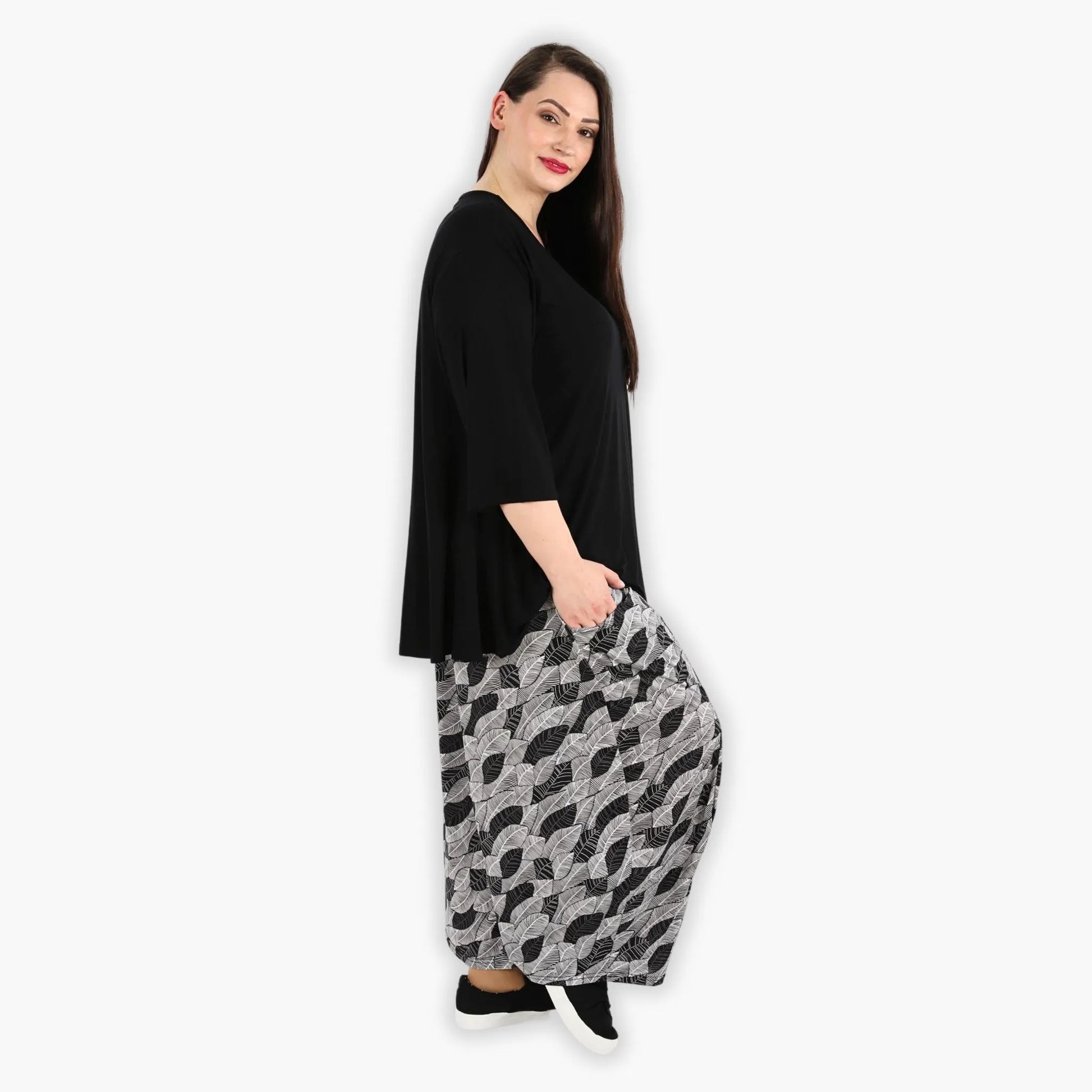  Elegante Ballonhose in Schwarz-Weiß mit floralen Mustern, lässiger Stil für Plus Size Looks