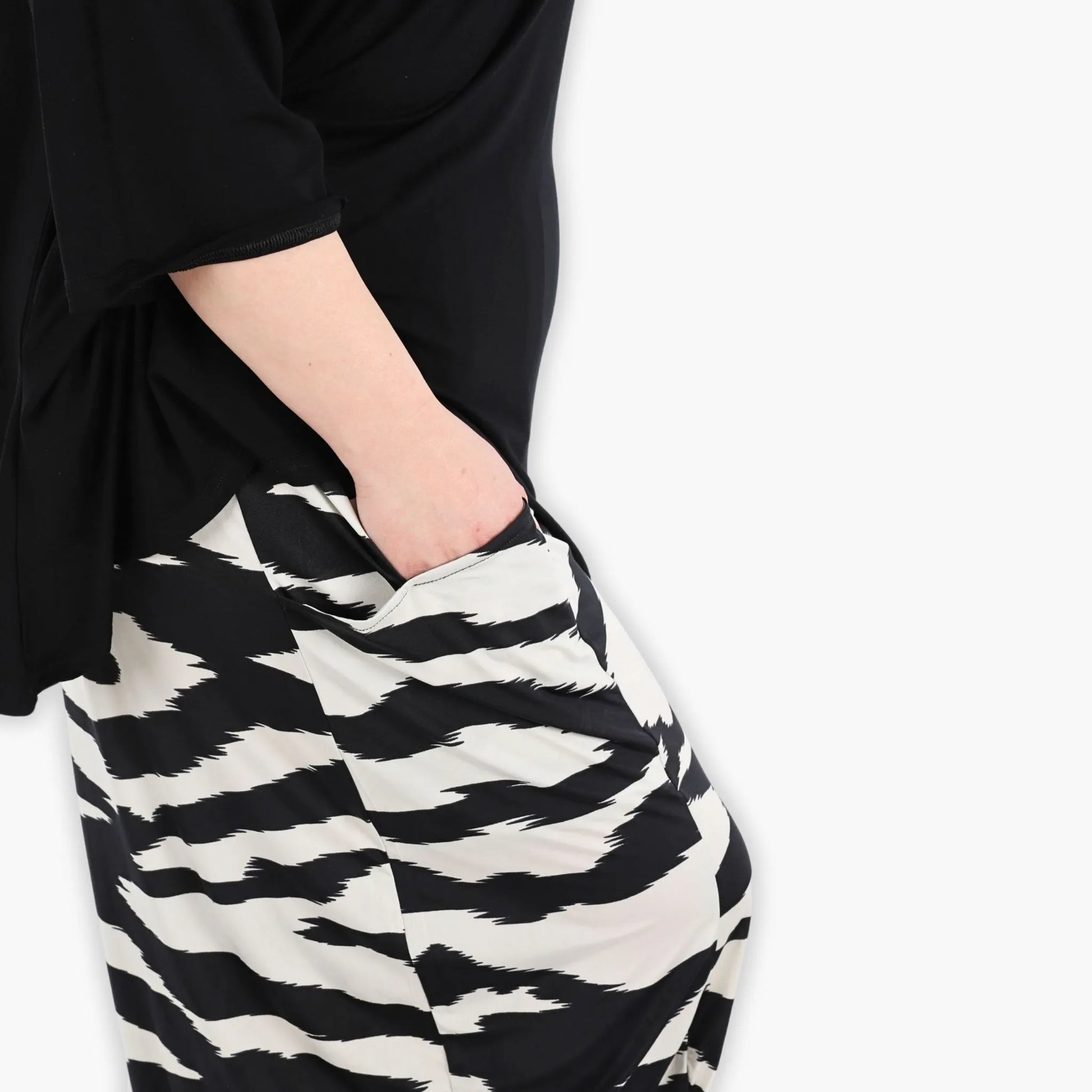  Ballonhose im Ecru-Schwarz-Zebra-Design aus glattem Viskose-Slinky mit bequemem Stretch-Bund