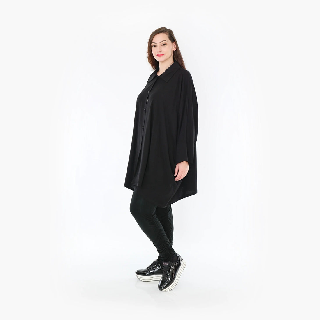  Moderne schwarze Bluse aus leichtem Viskose-Popeline für Plus Size und Curvy Mode