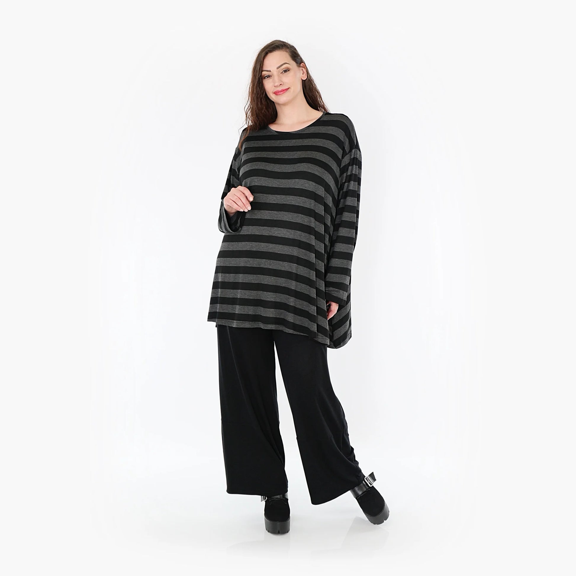  Stylisches Oversize Shirt in Blockstreifen Schwarz-Dunkelgrau für Plus Size und Curvy-Fashion