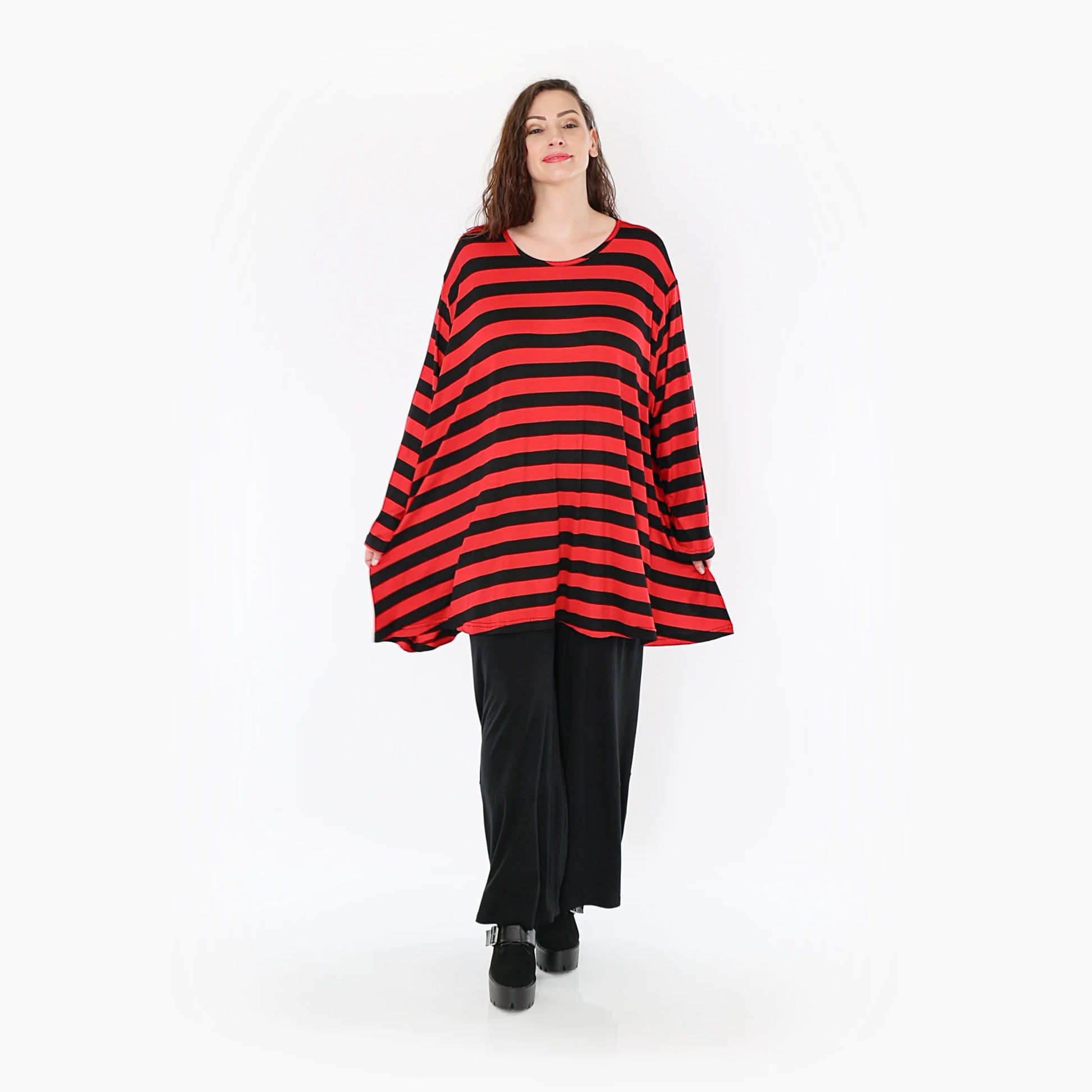  Stylisches Oversize Big A-Form Shirt mit Schwarz-Rot Blockstreifen für Plus Size und Curvy-Fashion