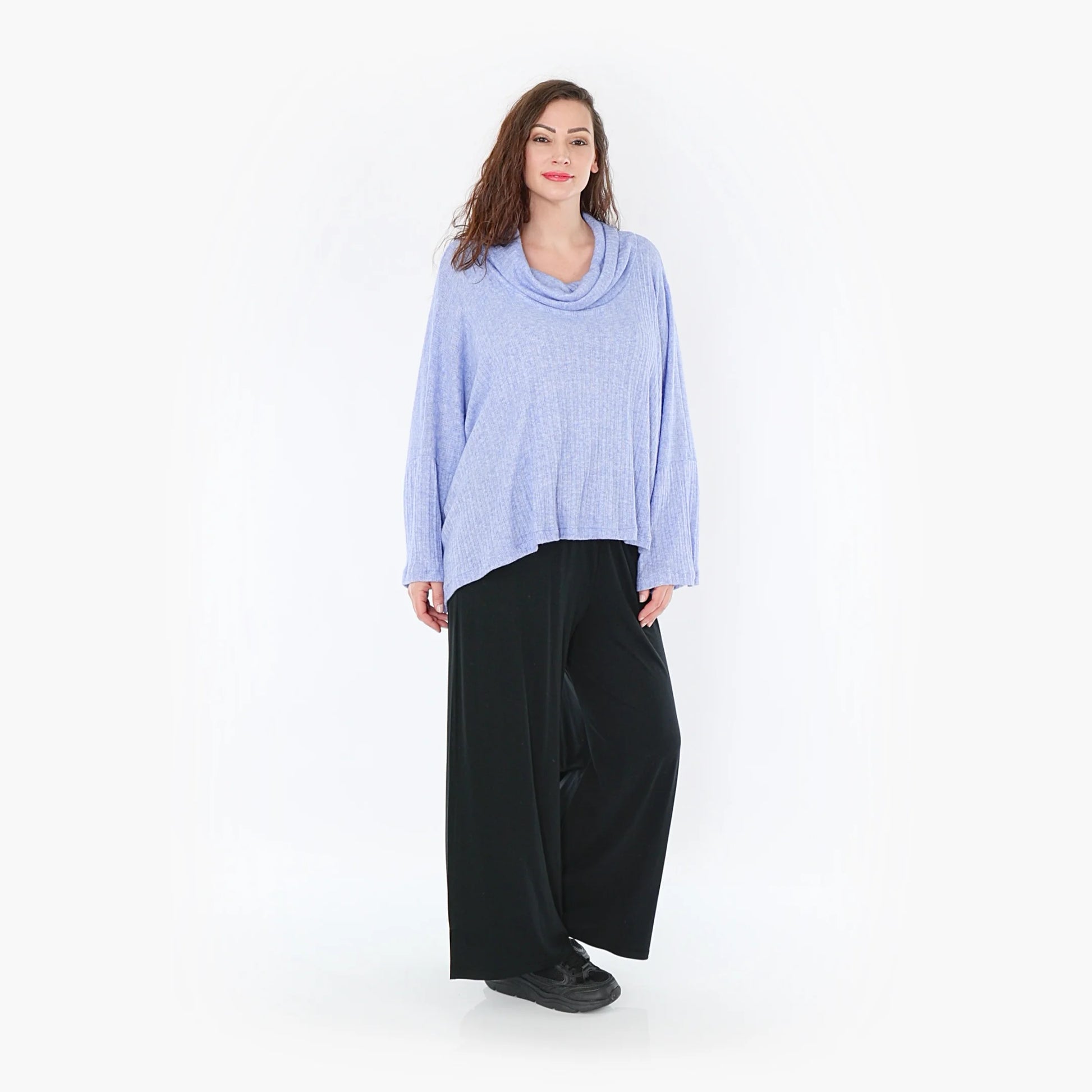  Flippiges Rollkragenoberteil im Oversize-Schnitt aus soften Feinstrick für modernen Look