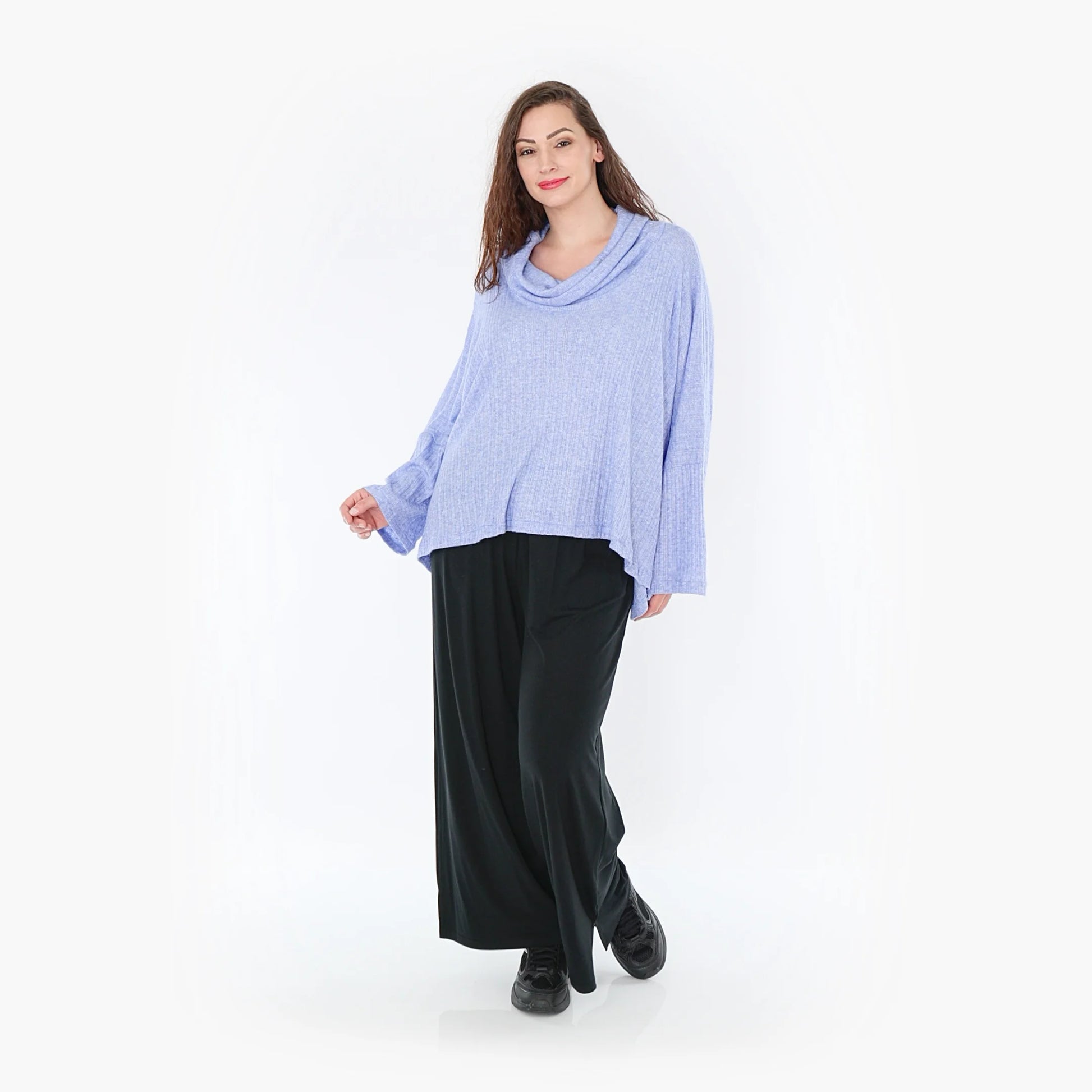  Flippiges Rollkragenoberteil im Oversize-Schnitt aus soften Feinstrick für modernen Look