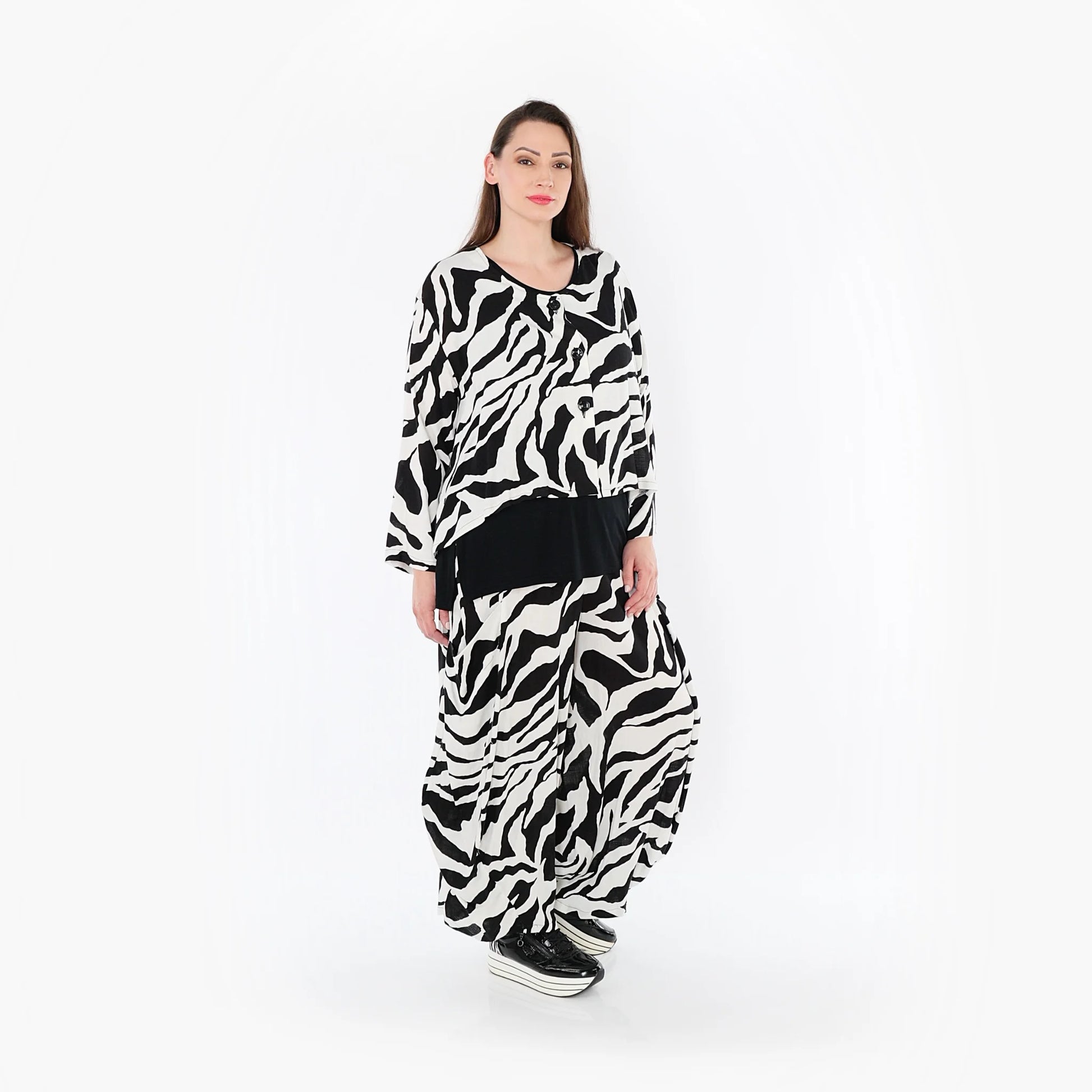 AKH Fashion Jacke in gerundeter Form, aus Rayon, 1486.00130, Weiß/Schwarz, Zebra, Schick