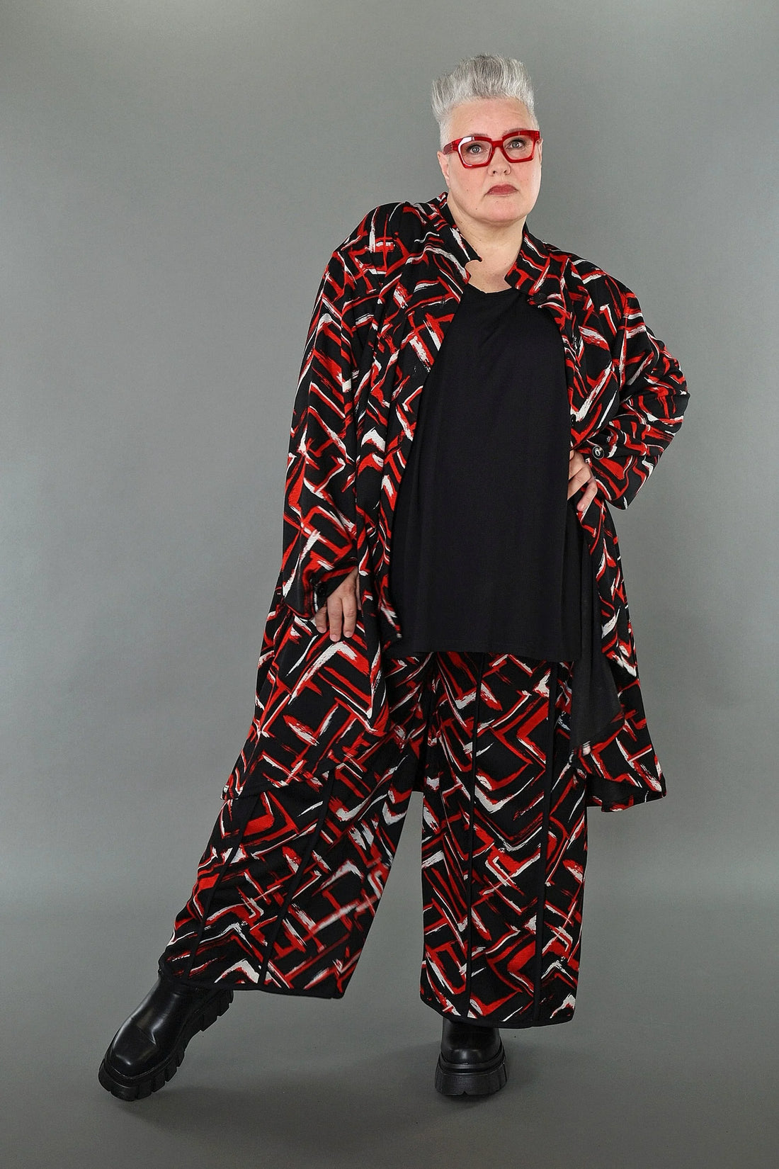  AKH Fashion Jacke in Vokuhila-Form, aus Viskose, 1517.07119, Schwarz/Rot/Weiß, Schick