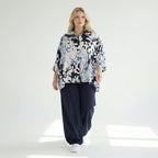  AKH Fashion Jacke in gerundeter Form, aus Viskose, 1574.07092, Weiß/Marine/Blau, Blumen