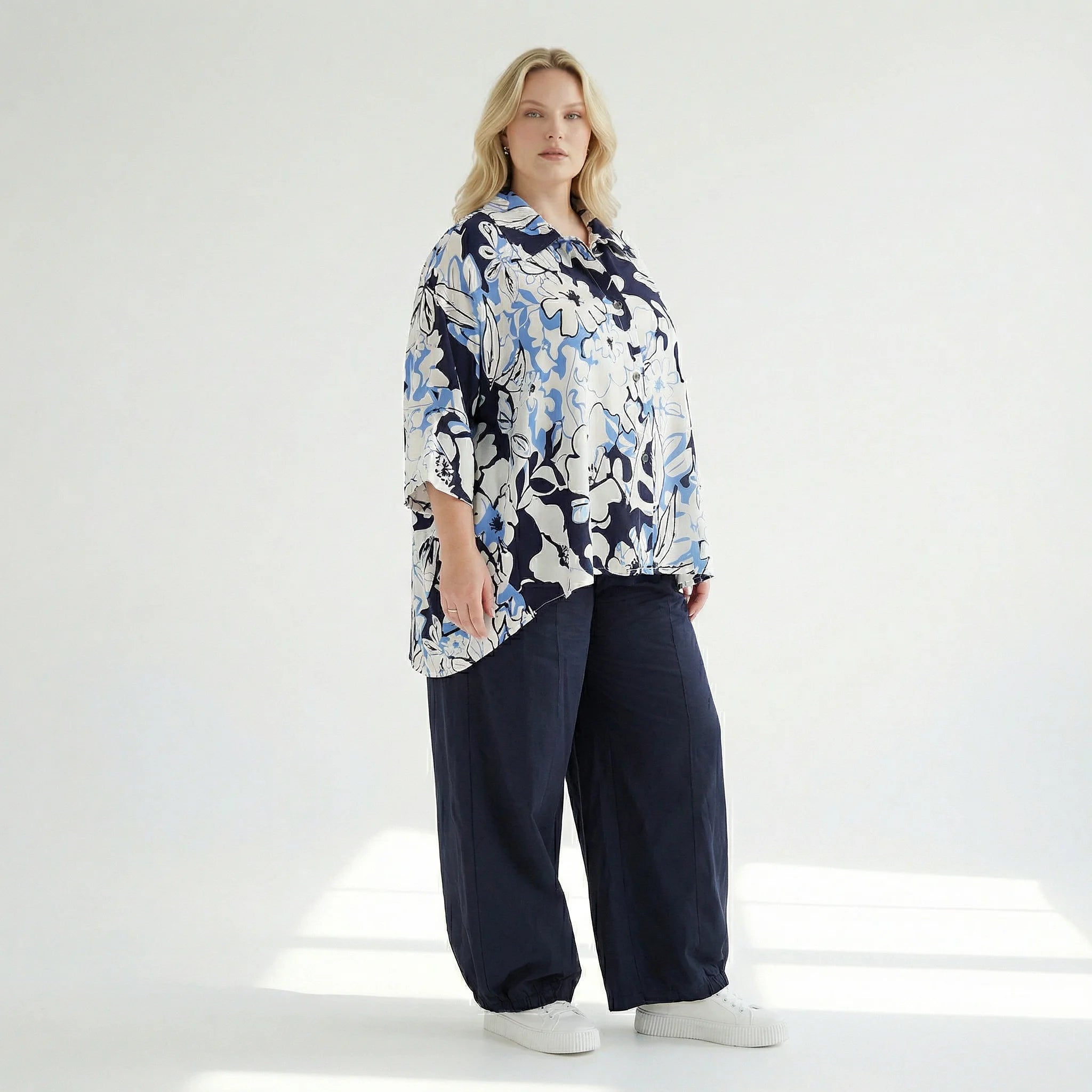  AKH Fashion Jacke in gerundeter Form, aus Viskose, 1574.07092, Weiß/Marine/Blau, Blumen