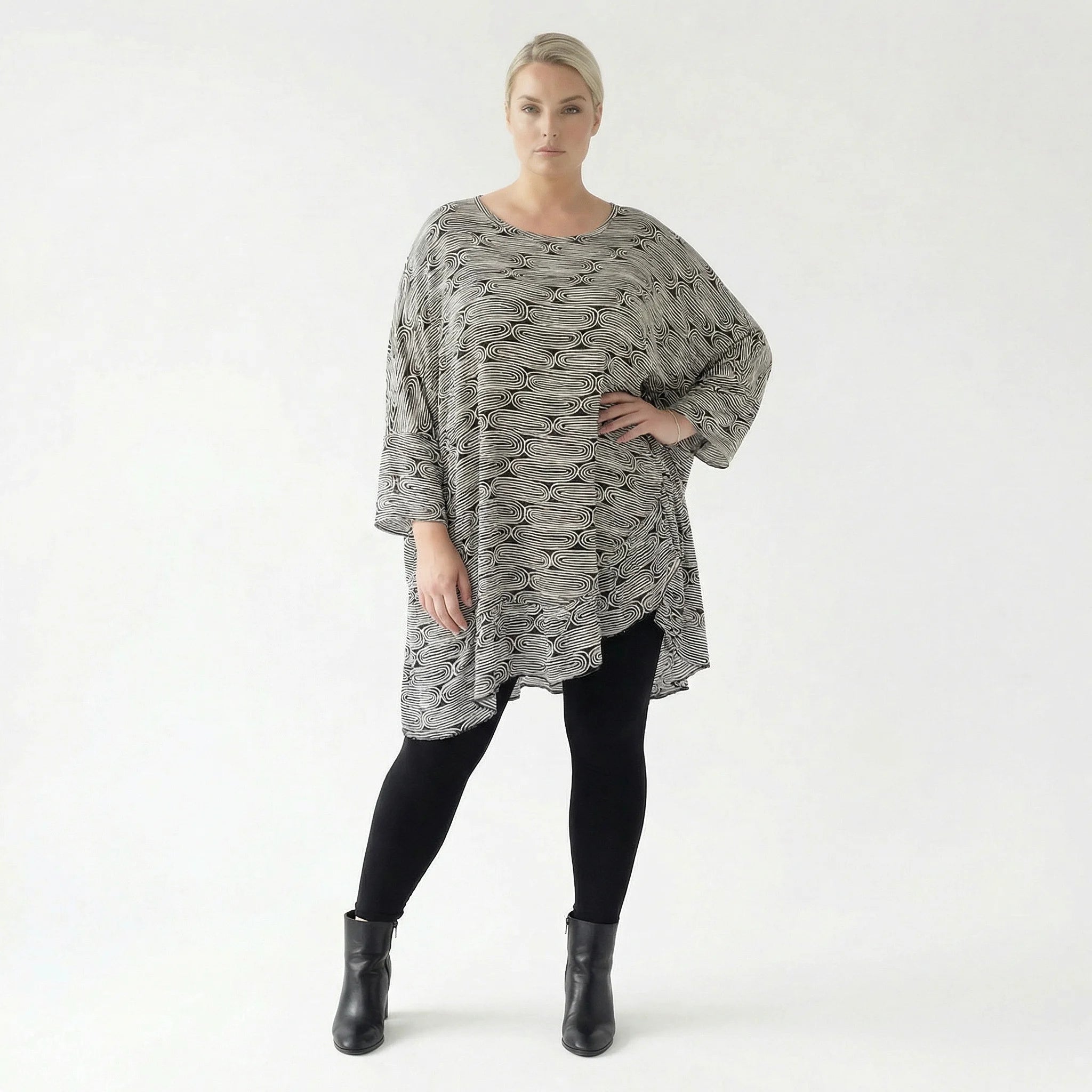 Stilvolles Oversize Shirt in leichter Krepp Viskose mit Rüschensaum, zeitloser Lagenlook, Schwarz/Weiß