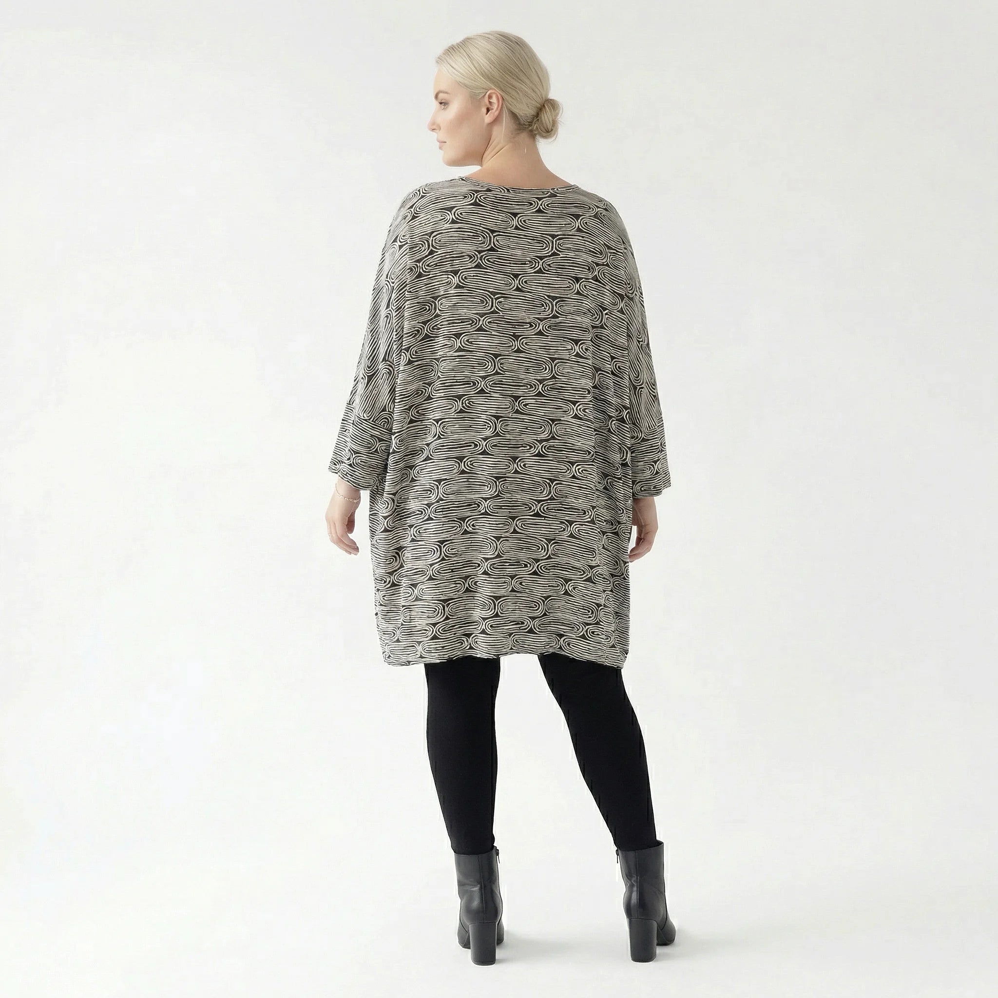 Stilvolles Oversize Shirt in leichter Krepp Viskose mit Rüschensaum, zeitloser Lagenlook, Schwarz/Weiß