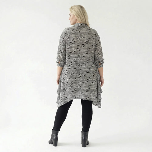 Luftige Kreppjacke in ausgefallenem Lagenlook mit moderner A-Form und zipfeligem Schnitt, Schwarz/Weiß