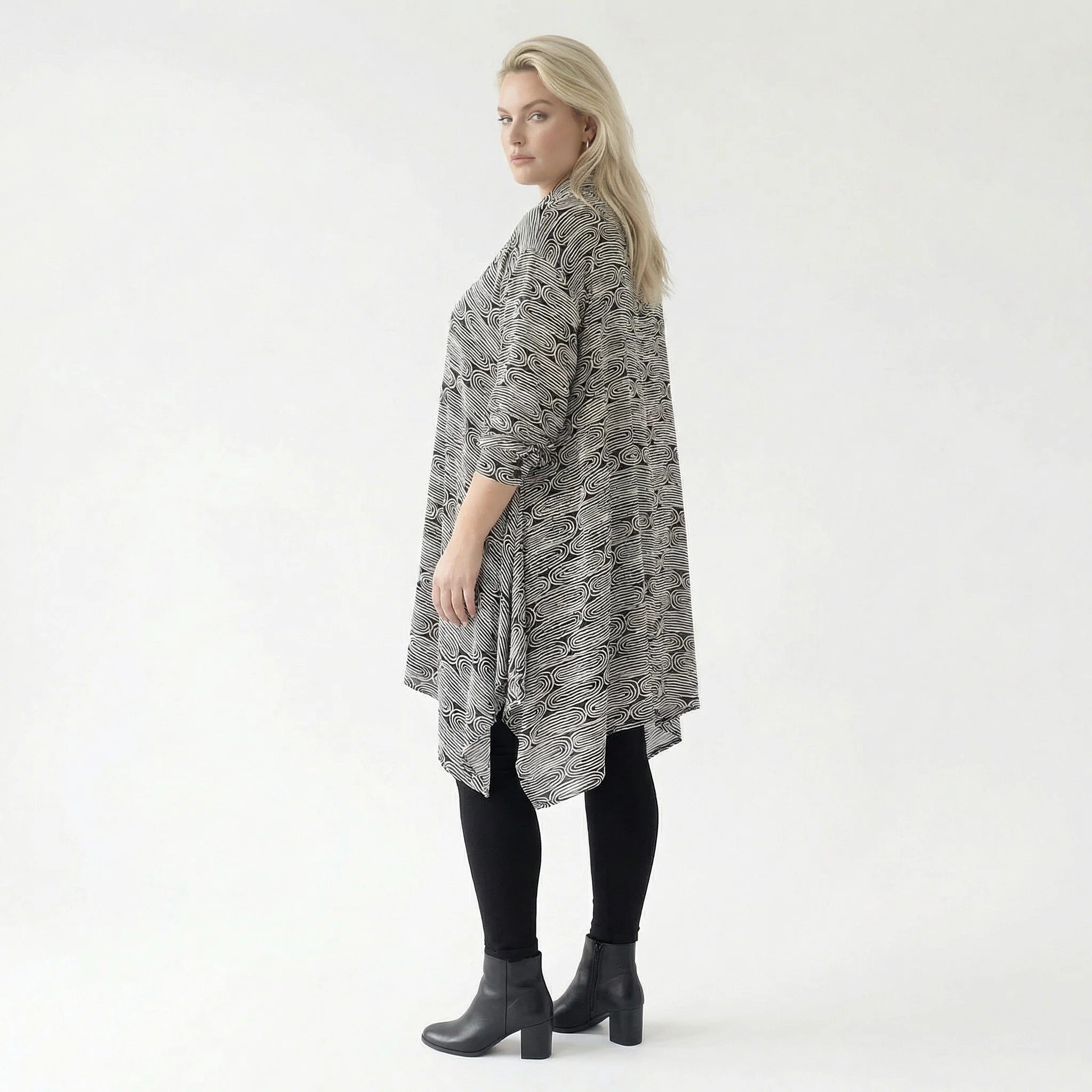 Luftige Kreppjacke in ausgefallenem Lagenlook mit moderner A-Form und zipfeligem Schnitt, Schwarz/Weiß