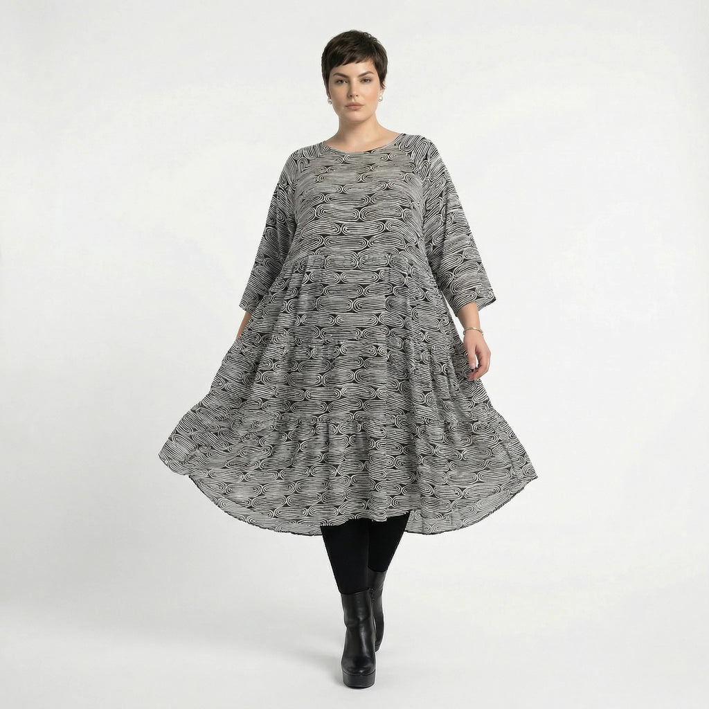 Hauchzartes Ballon Kleid im legeren Lagenlook aus fließender Viskose mit Stufenschnitt, Schwarz/Weiß