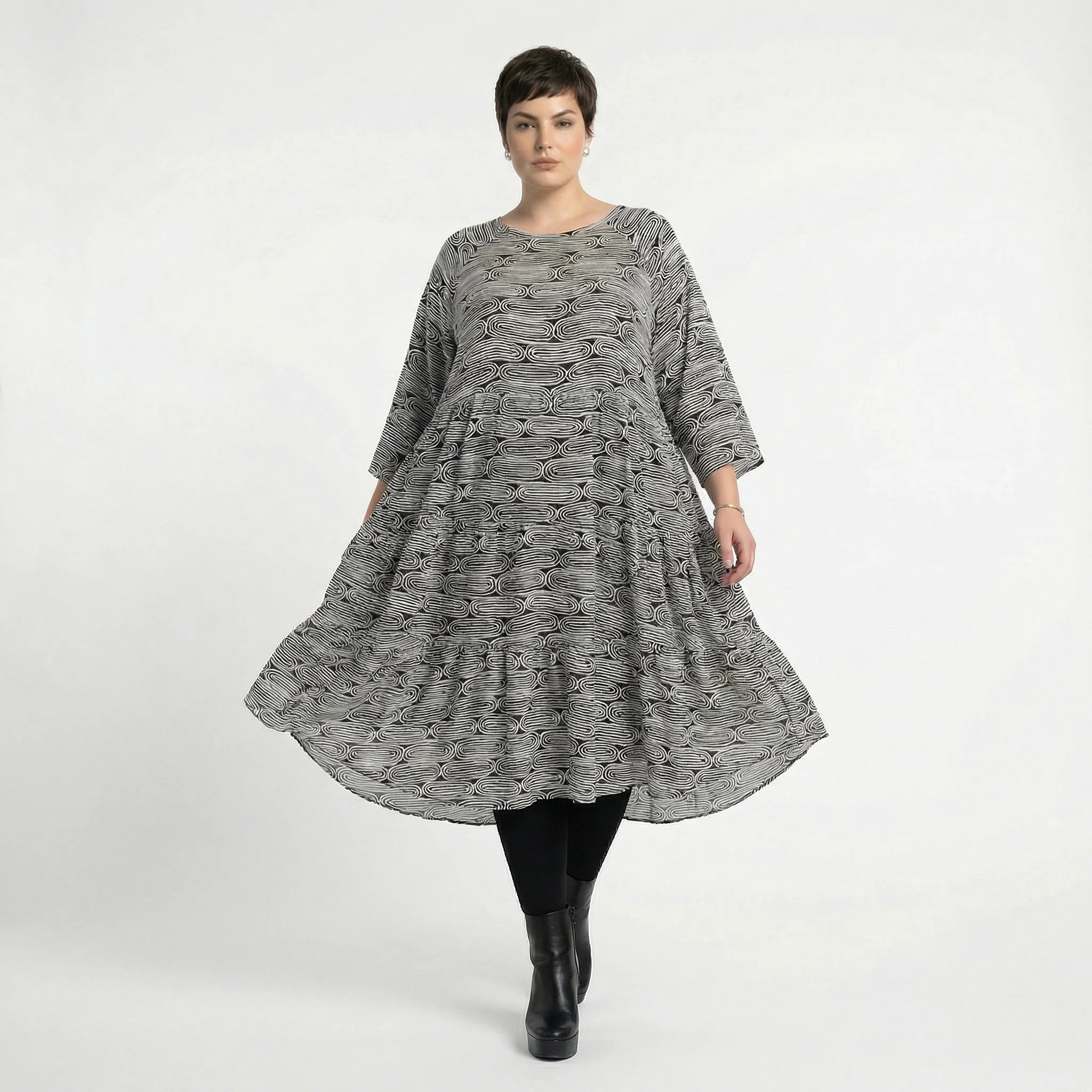 Hauchzartes Ballon Kleid im legeren Lagenlook aus fließender Viskose mit Stufenschnitt, Schwarz/Weiß