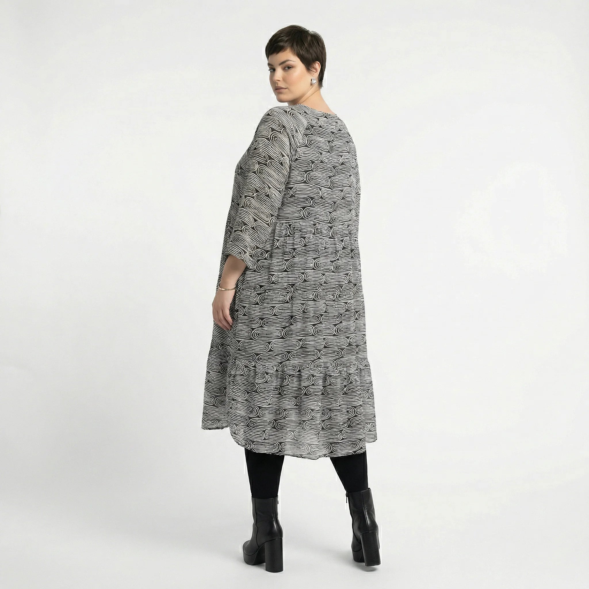 Hauchzartes Ballon Kleid im legeren Lagenlook aus fließender Viskose mit Stufenschnitt, Schwarz/Weiß