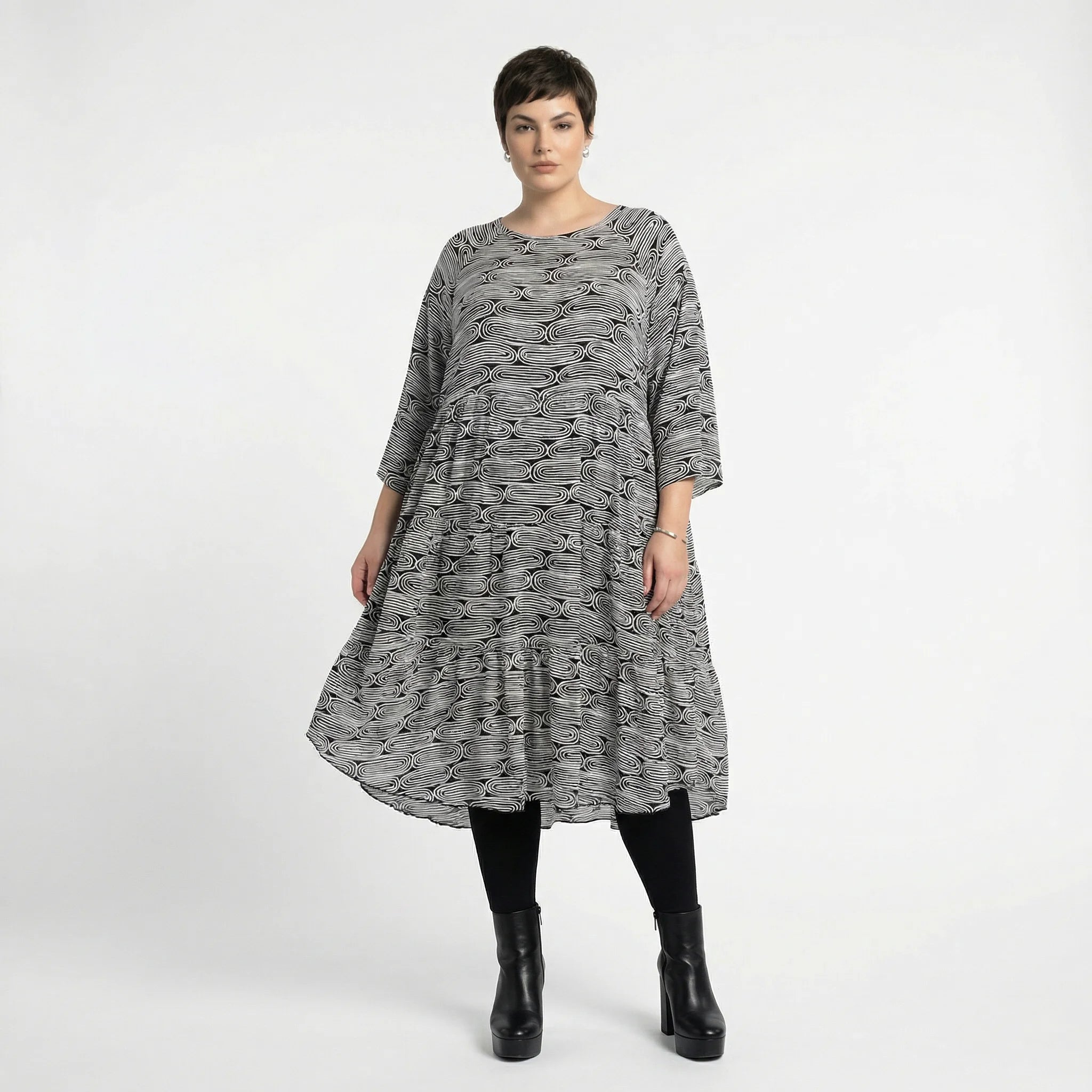 Hauchzartes Ballon Kleid im legeren Lagenlook aus fließender Viskose mit Stufenschnitt, Schwarz/Weiß