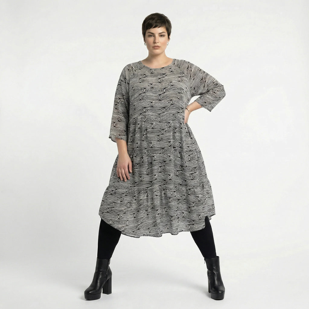 Hauchzartes Ballon Kleid im legeren Lagenlook aus fließender Viskose mit Stufenschnitt, Schwarz/Weiß