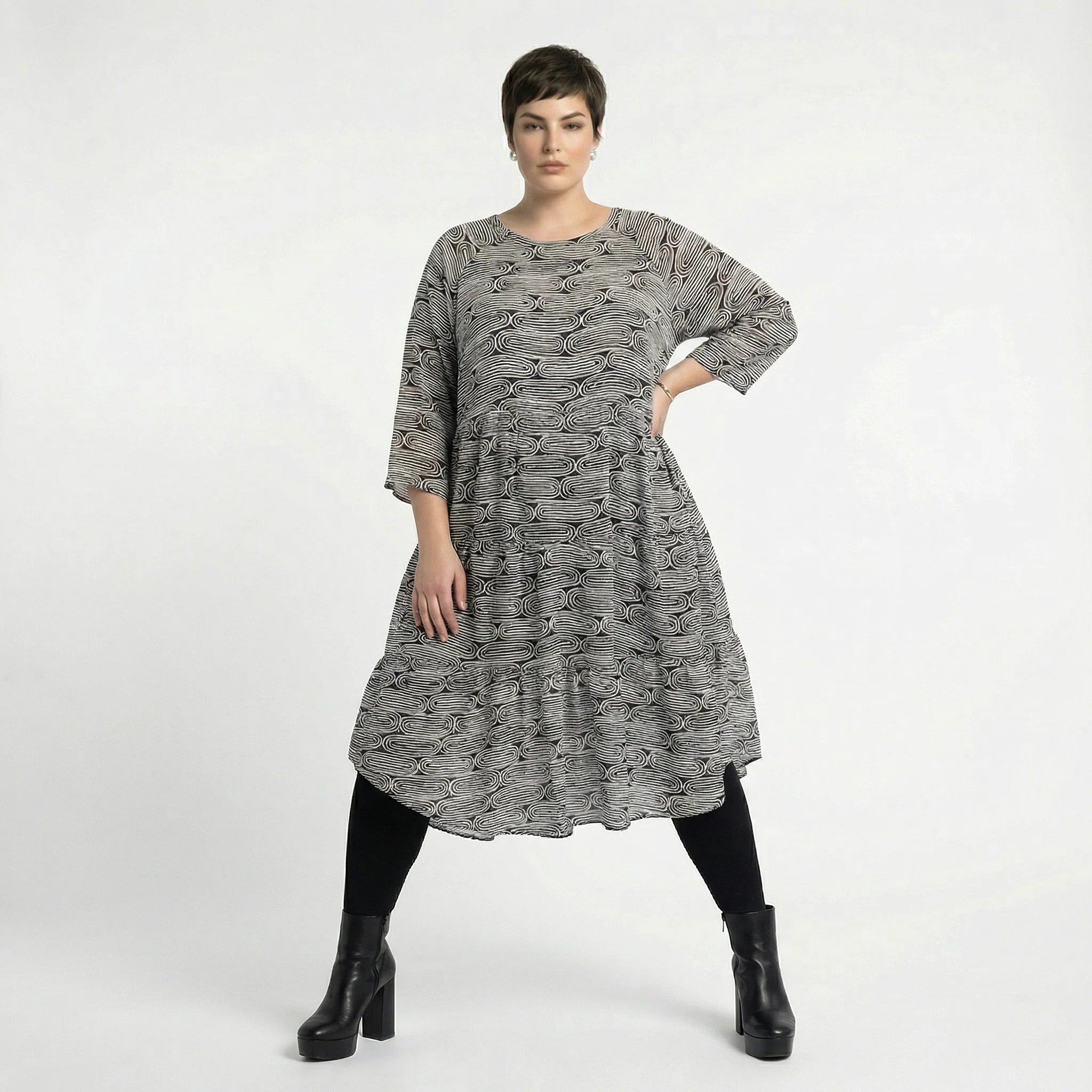 Hauchzartes Ballon Kleid im legeren Lagenlook aus fließender Viskose mit Stufenschnitt, Schwarz/Weiß