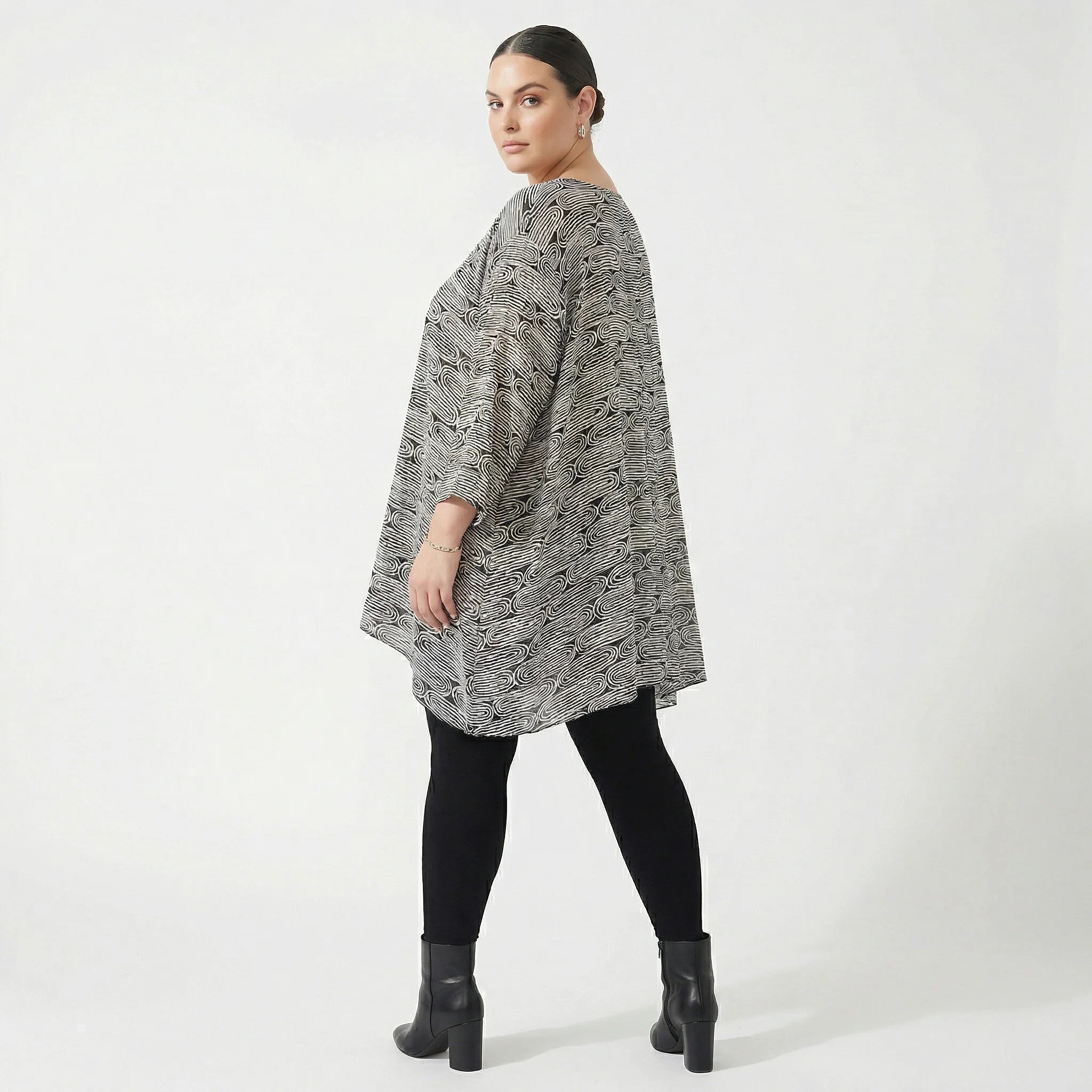 Zeitlos legeres Oversize Lagenlook Shirt aus luftig leichter Viskose mit Biesen Struktur, Schwarz/Weiß