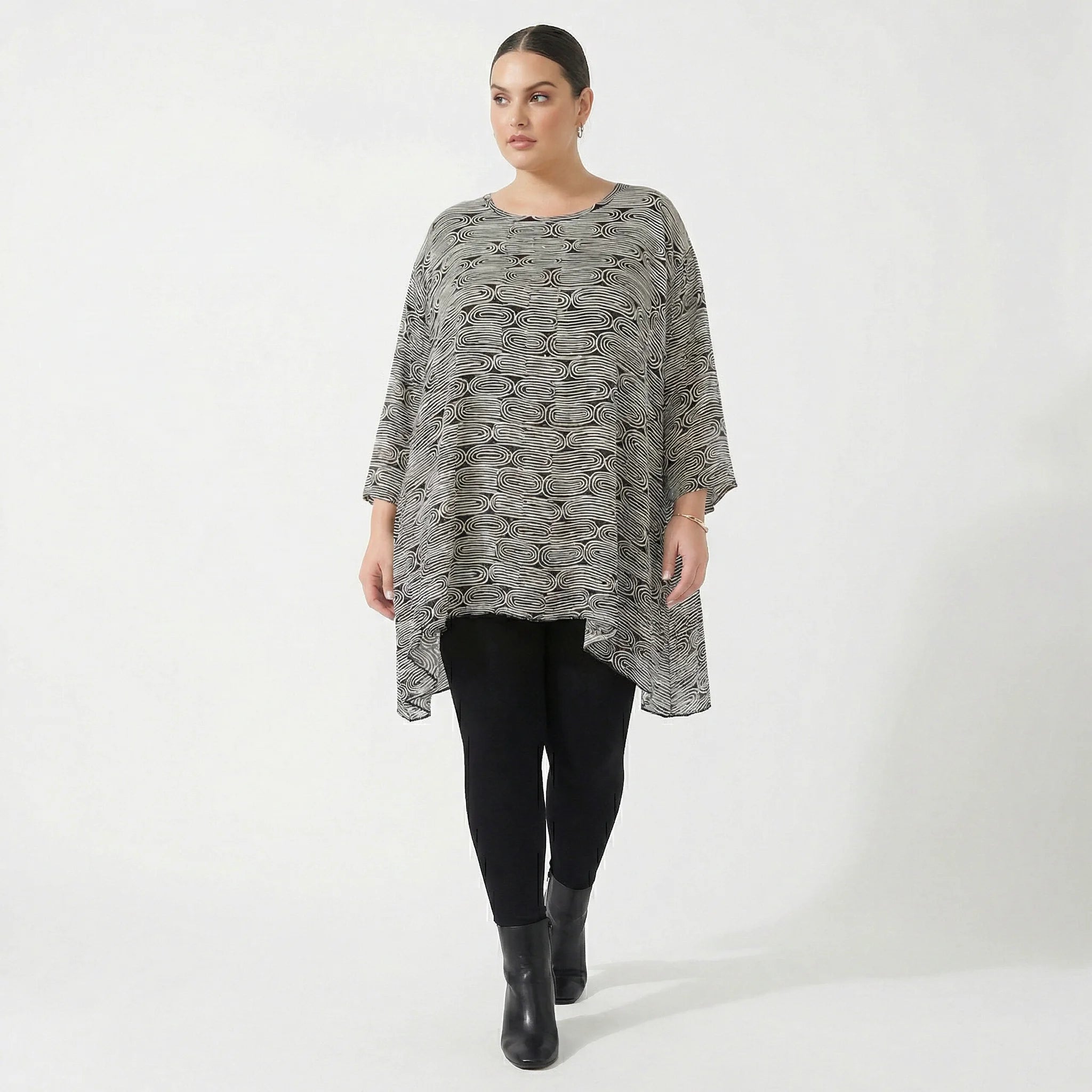 Zeitlos legeres Oversize Lagenlook Shirt aus luftig leichter Viskose mit Biesen Struktur, Schwarz/Weiß