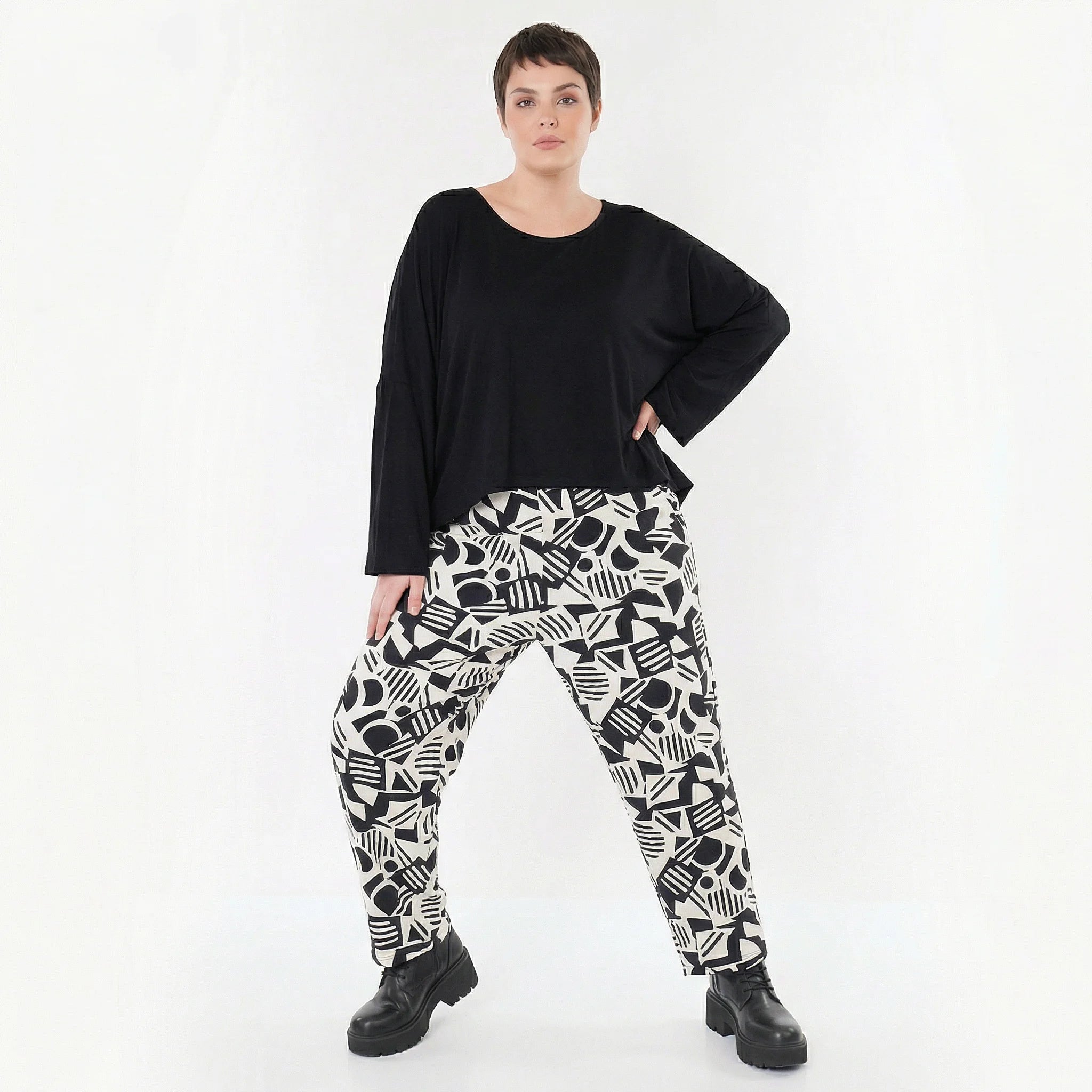 Ausgefallene Karottenhose aus stretchigem Bengaline Traveller Material im legeren Lagenlook, Weiß/Schwarz