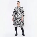 Ausgefallenes Ballon Kleid im legeren Lagenlook aus stretchigem Material mit Stehkragen, Weiß/Schwarz