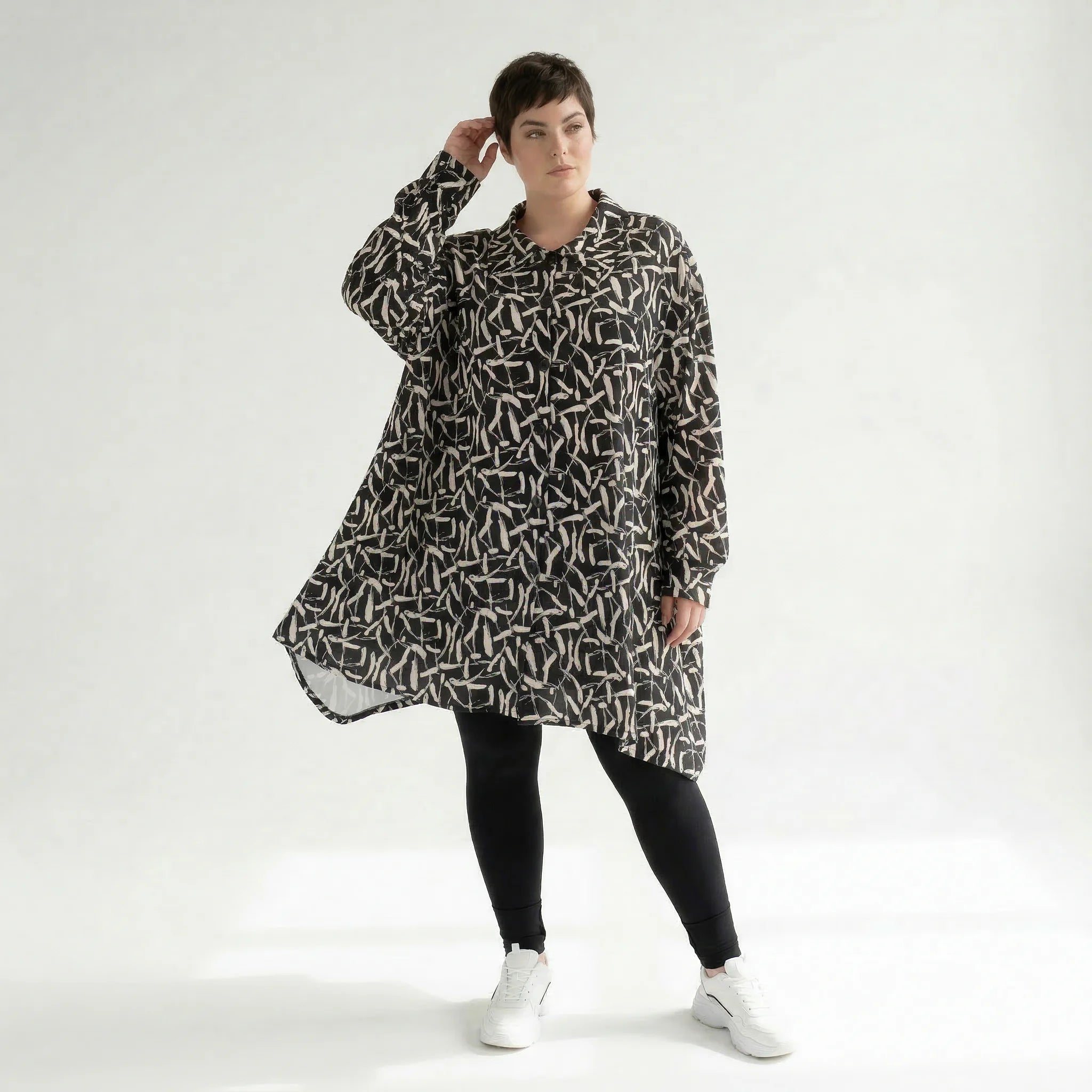 Ausgefallene Oversize Jacke in A-Form aus stretchig weichem Material im Lagenlook, Schwarz/Weiß